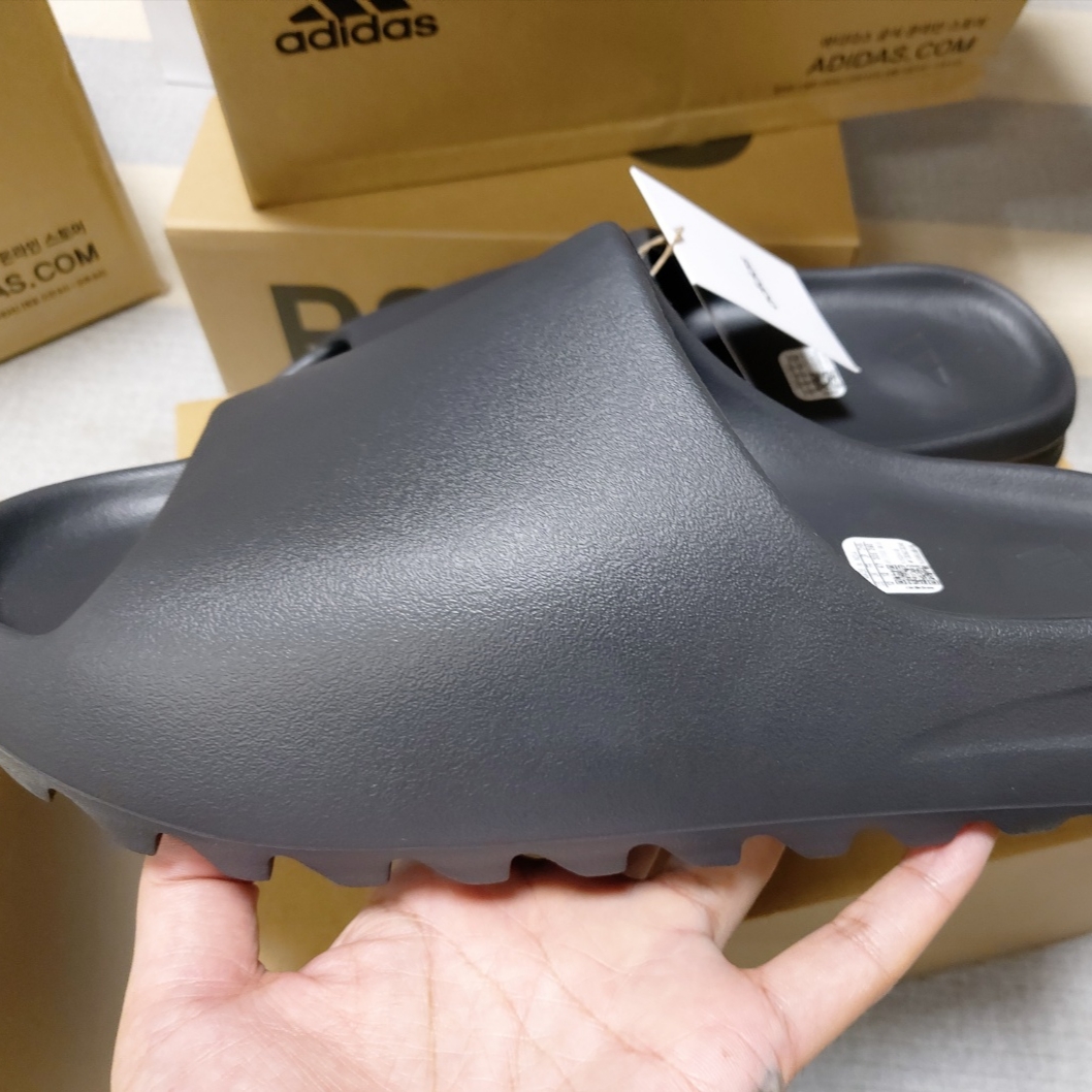 Adidas Yeezy Slide Onyx 착용 스타일 - 2