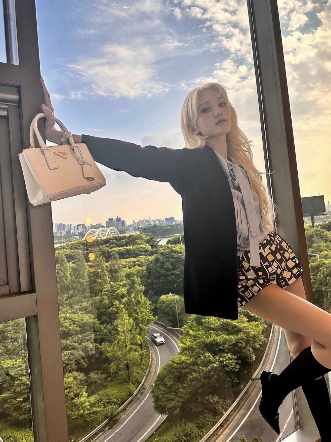 Prada Galleria Saffiano Leather Small Bag White 착용 스타일 - 1