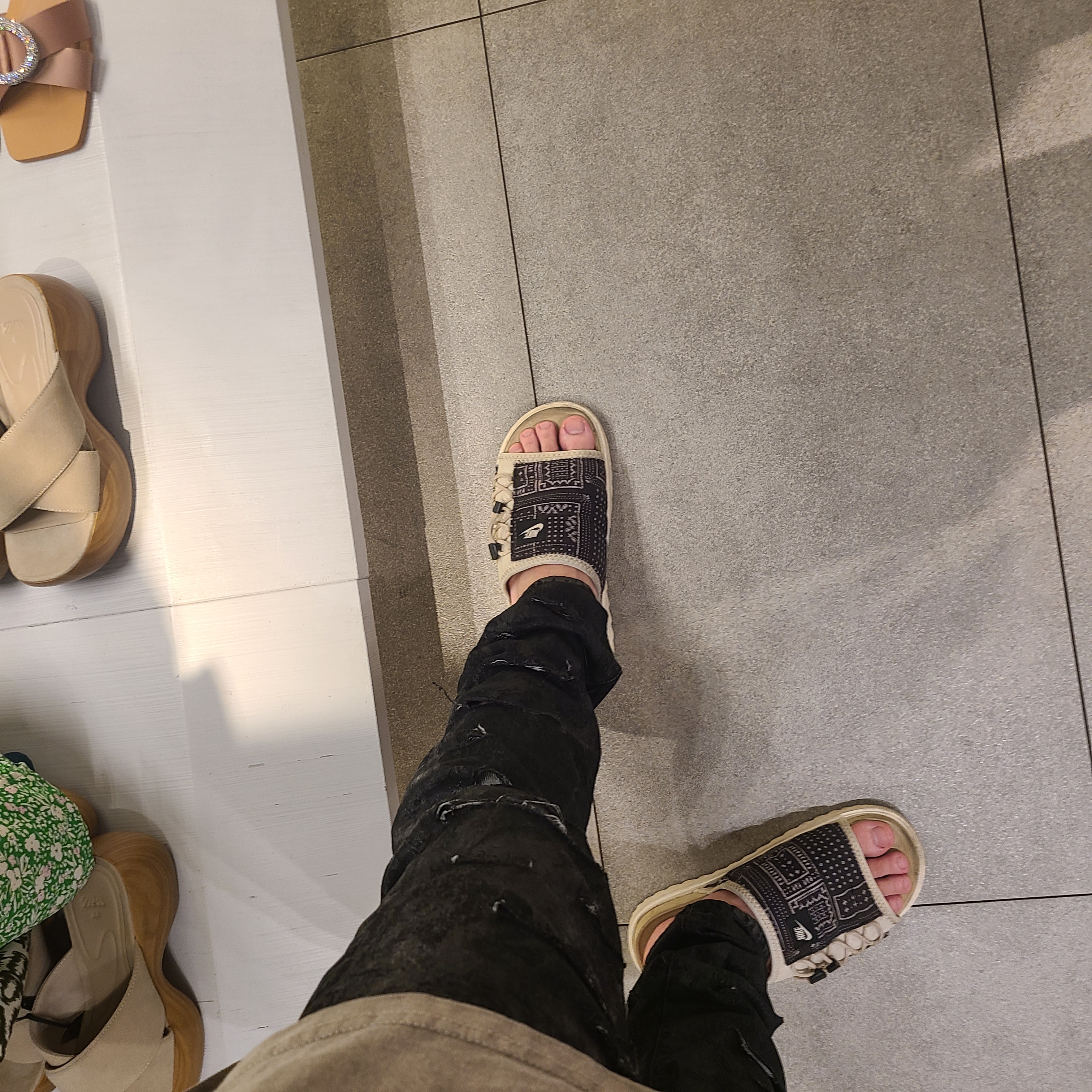 Nike Asuna Slide Pale Ivory Rattan 착용 스타일