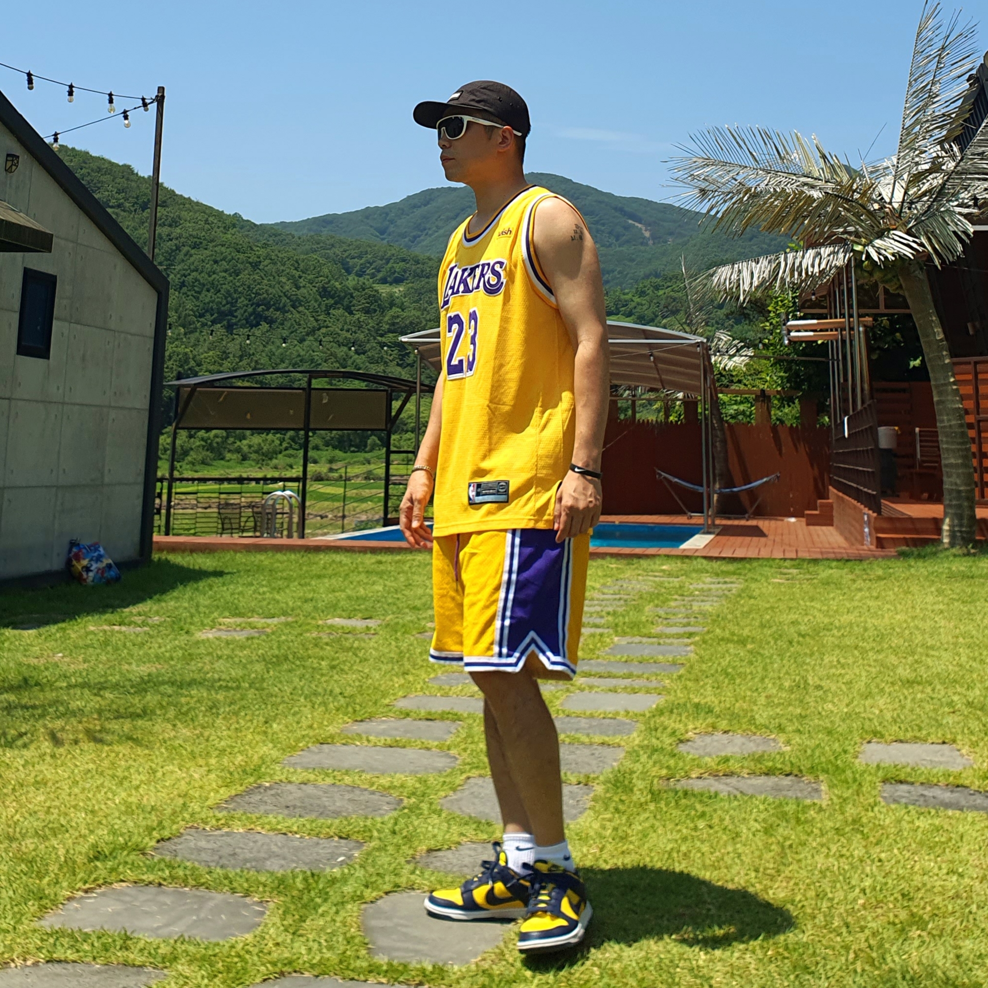 Nike Dunk Low Retro Varsity Maize, Nike Kobe Bryant LA Lakers Icon Edition Jersey 착용 스타일 - 1