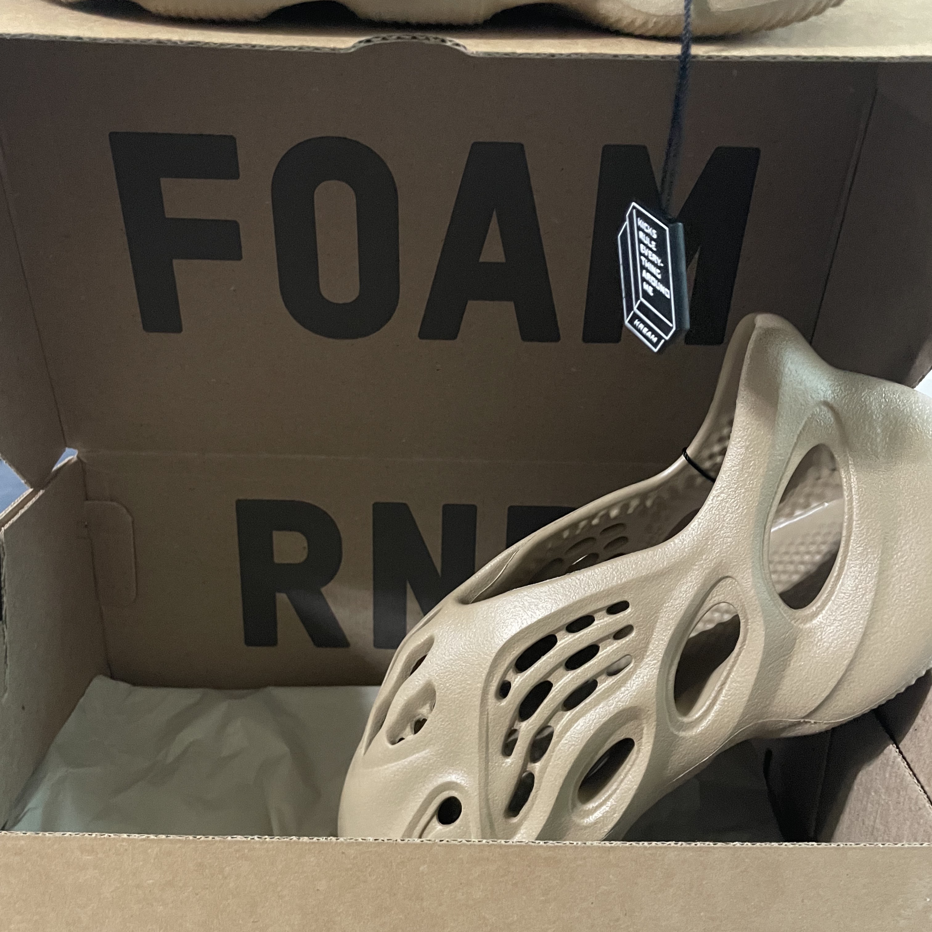 Adidas Yeezy Foam RNNR Clay Taupe 착용 스타일 - 1