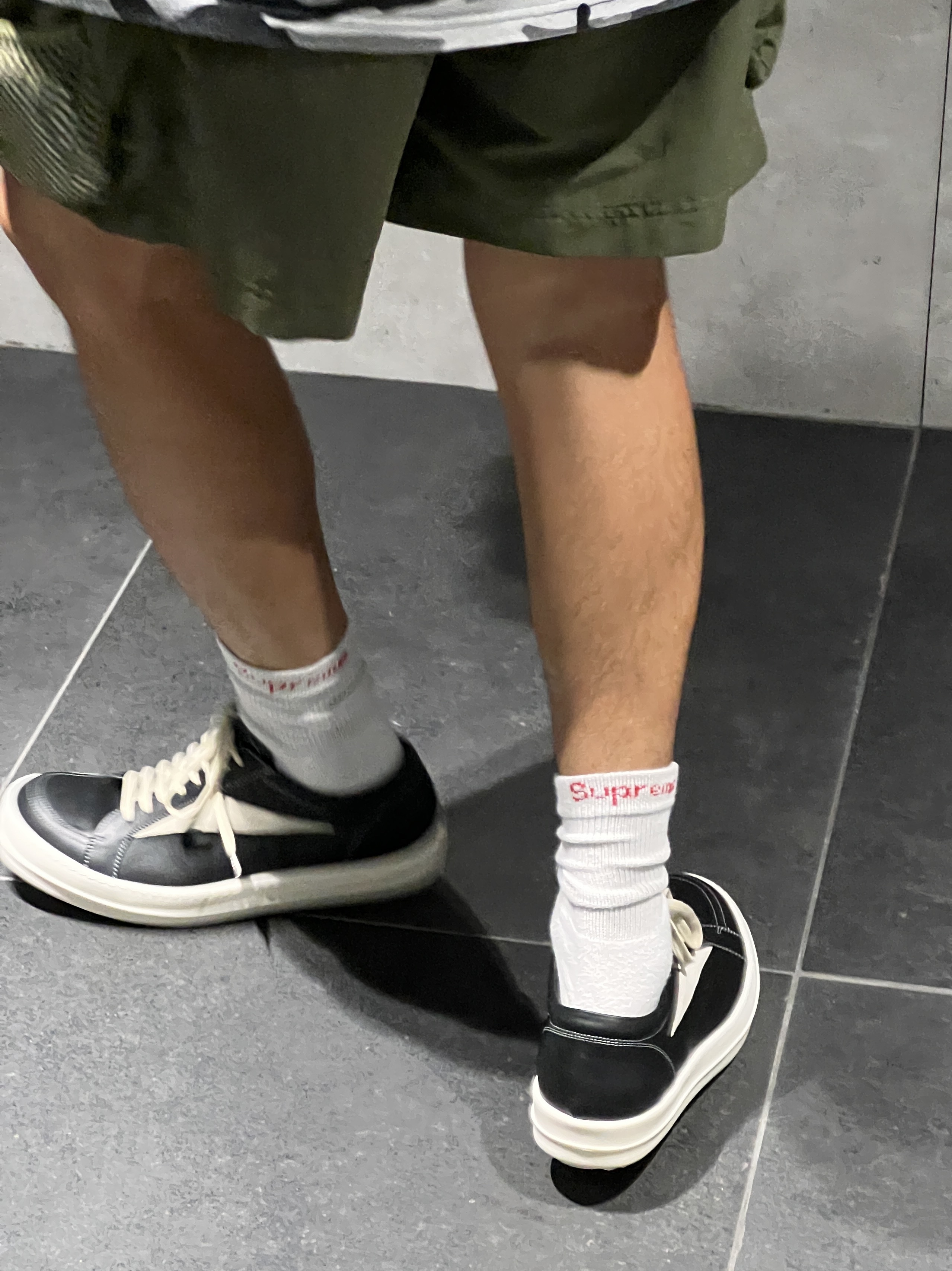 Rick Owens Luxor Vintage Sneakers Black Milk, Nike ACG Snowgrass Cargo Shorts Medium Olive - US/EU 착용 스타일 - 3