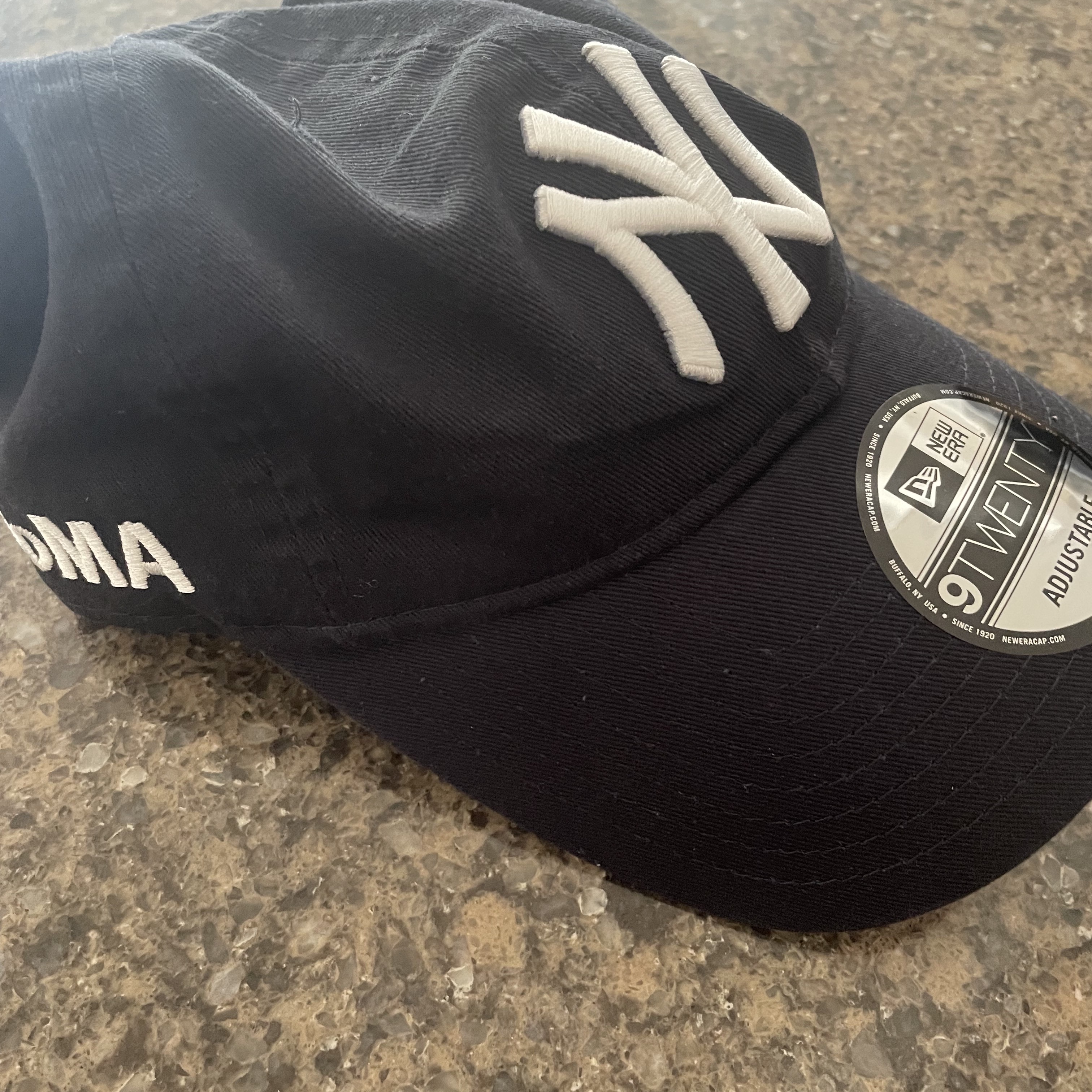 New Era x MoMA New York Yankees Cap Navy 착용 스타일