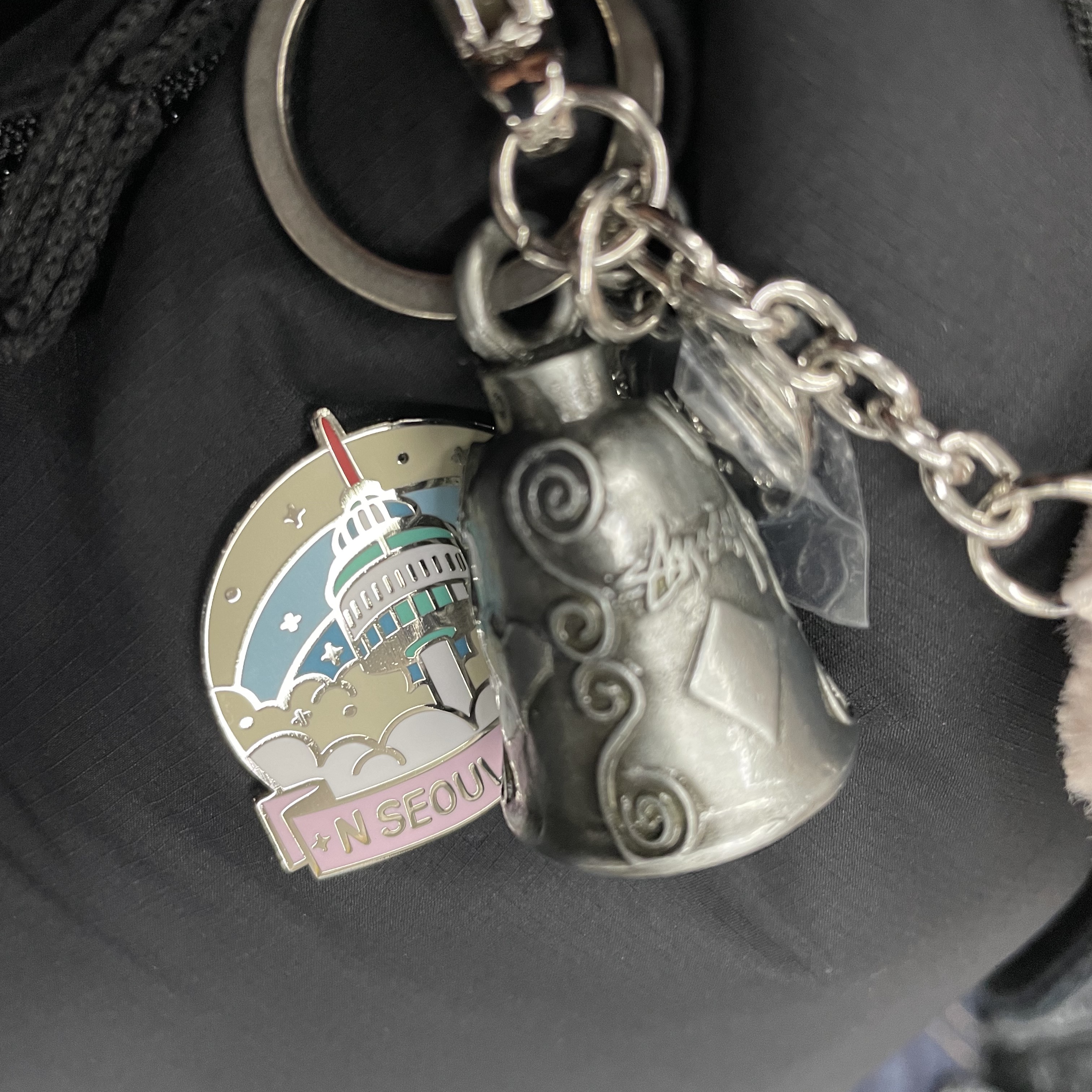Stussy Guardian Bell Keychain Silver 착용 스타일