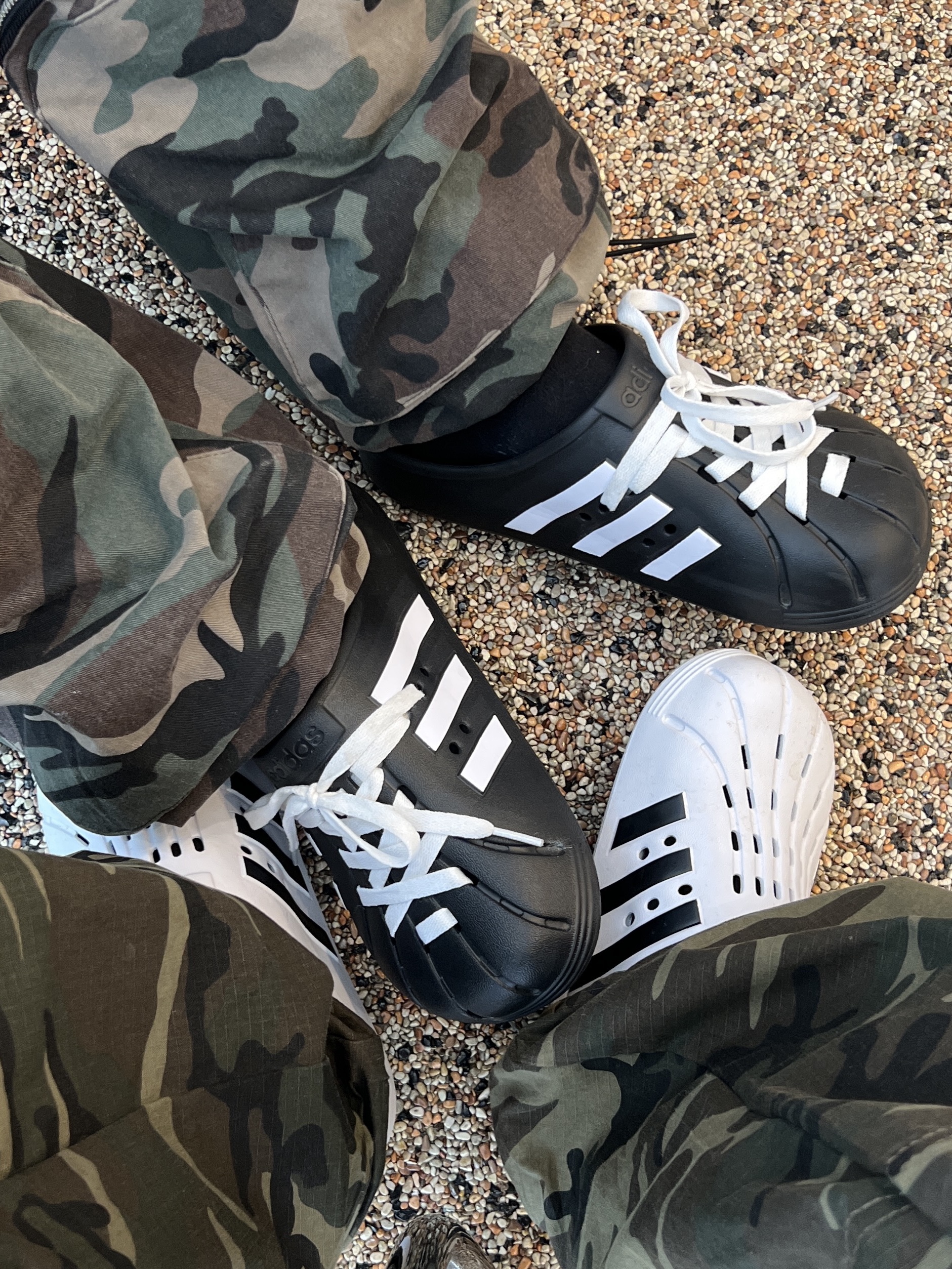 Adidas Adilette Clog Black White, Adidas Adilette Clog White Black 착용 스타일