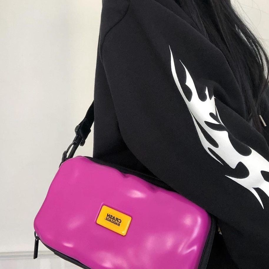 CRASH BAGGAGE Mini Icon Fucsia, CRASH BAGGAGE Mini Icon Yellow 착용 스타일