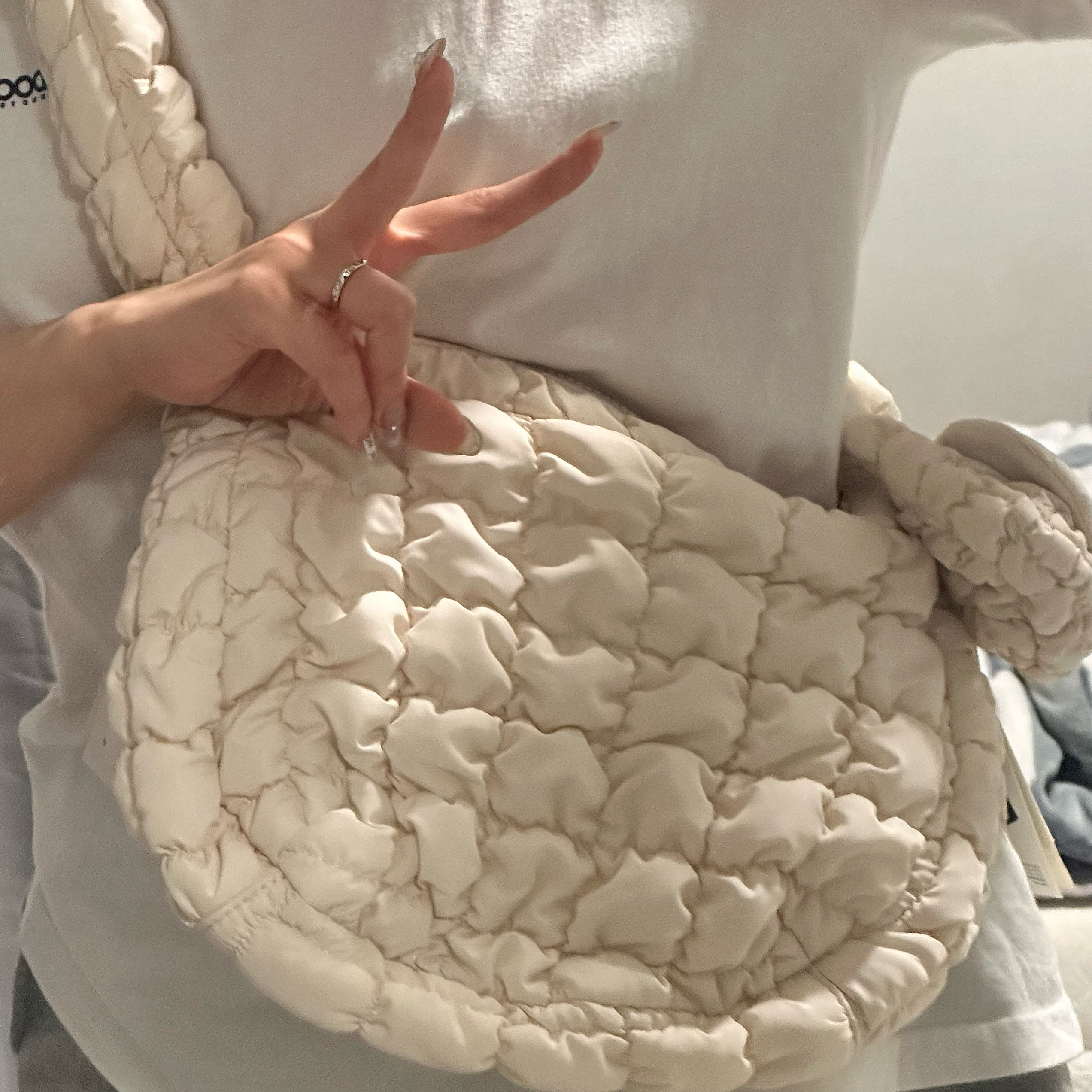 COS Quilted Messenger Bag Beige, COS Quilted Nano Bag Beige 착용 스타일