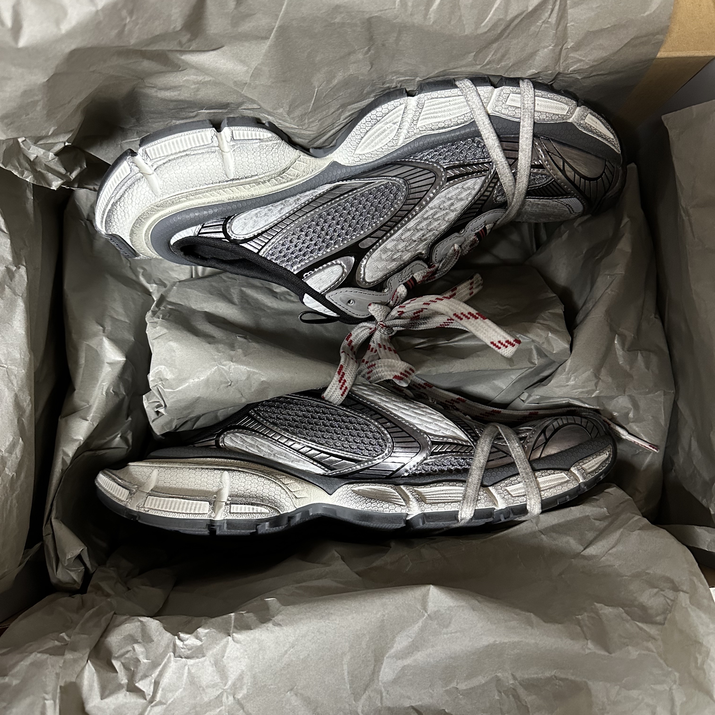 Balenciaga 3XL Mule Grey White Red 착용 스타일 - 1