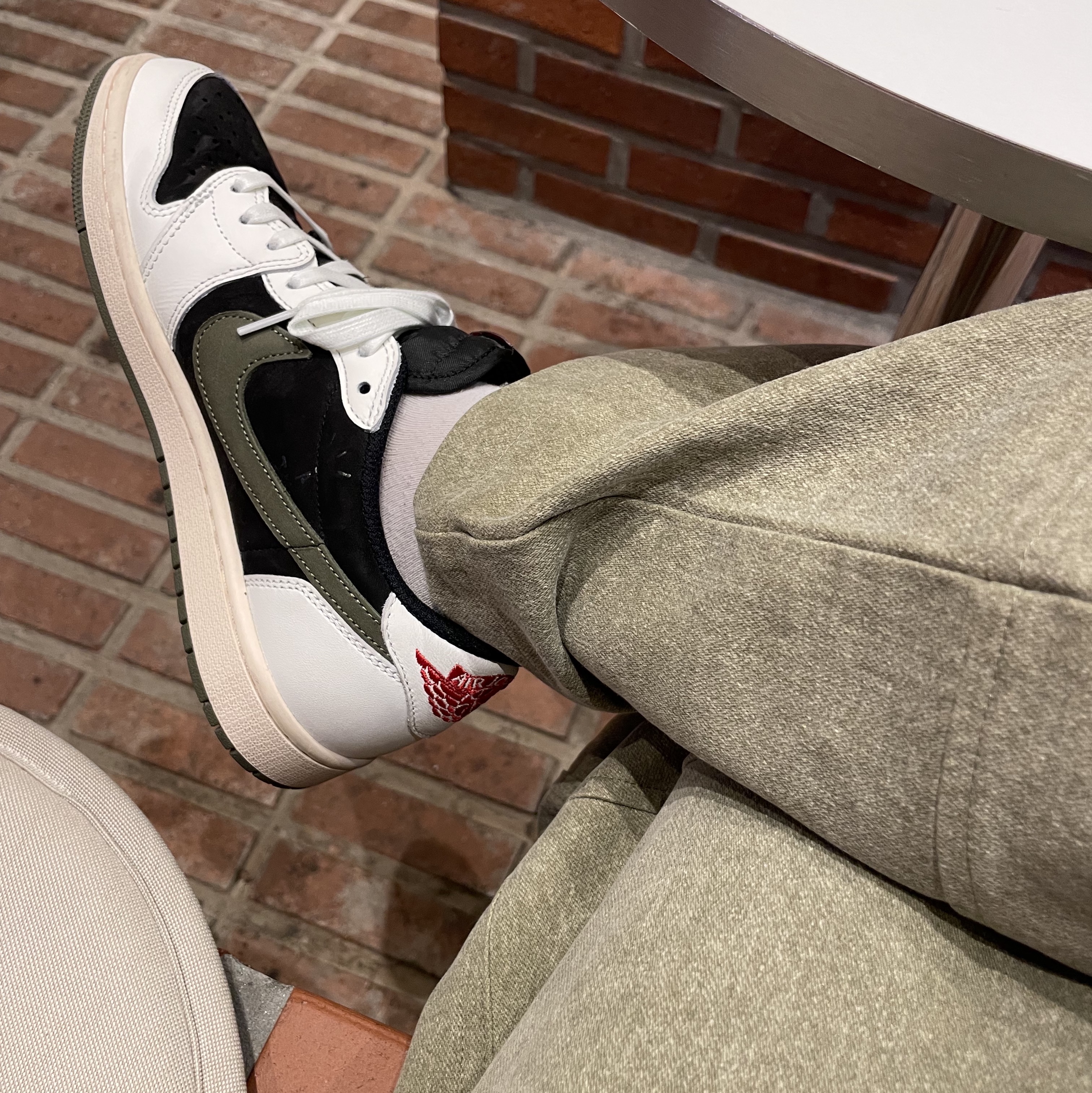 (W) Jordan 1 x Travis Scott Retro Low OG SP Medium Olive 착용 스타일