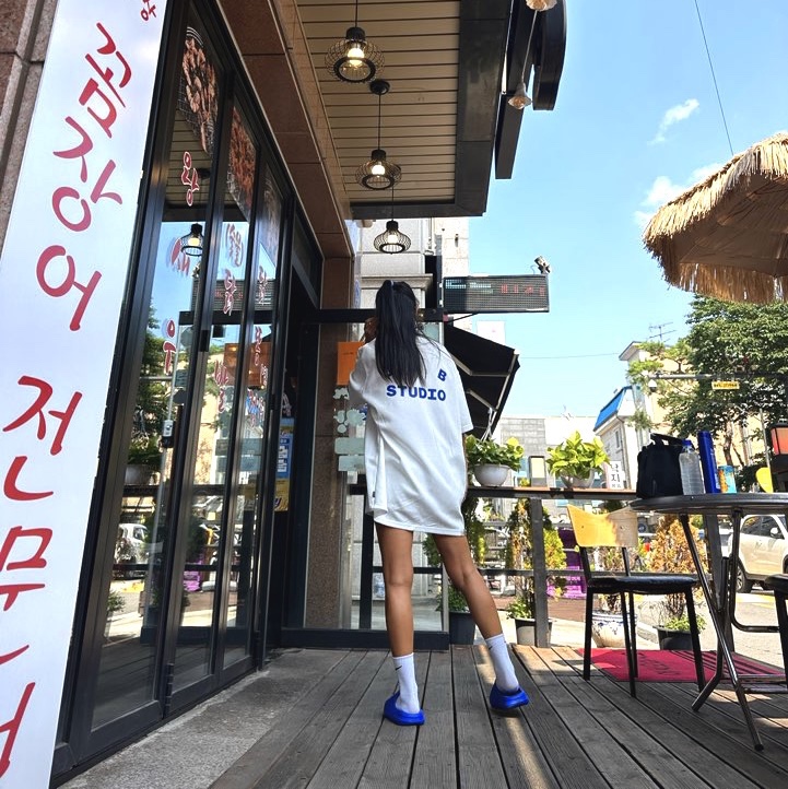 IAB Studio 10th Anniversary T-Shirts Pack White & Black (2 Pack), Adidas Yeezy Slide Azure 착용 스타일