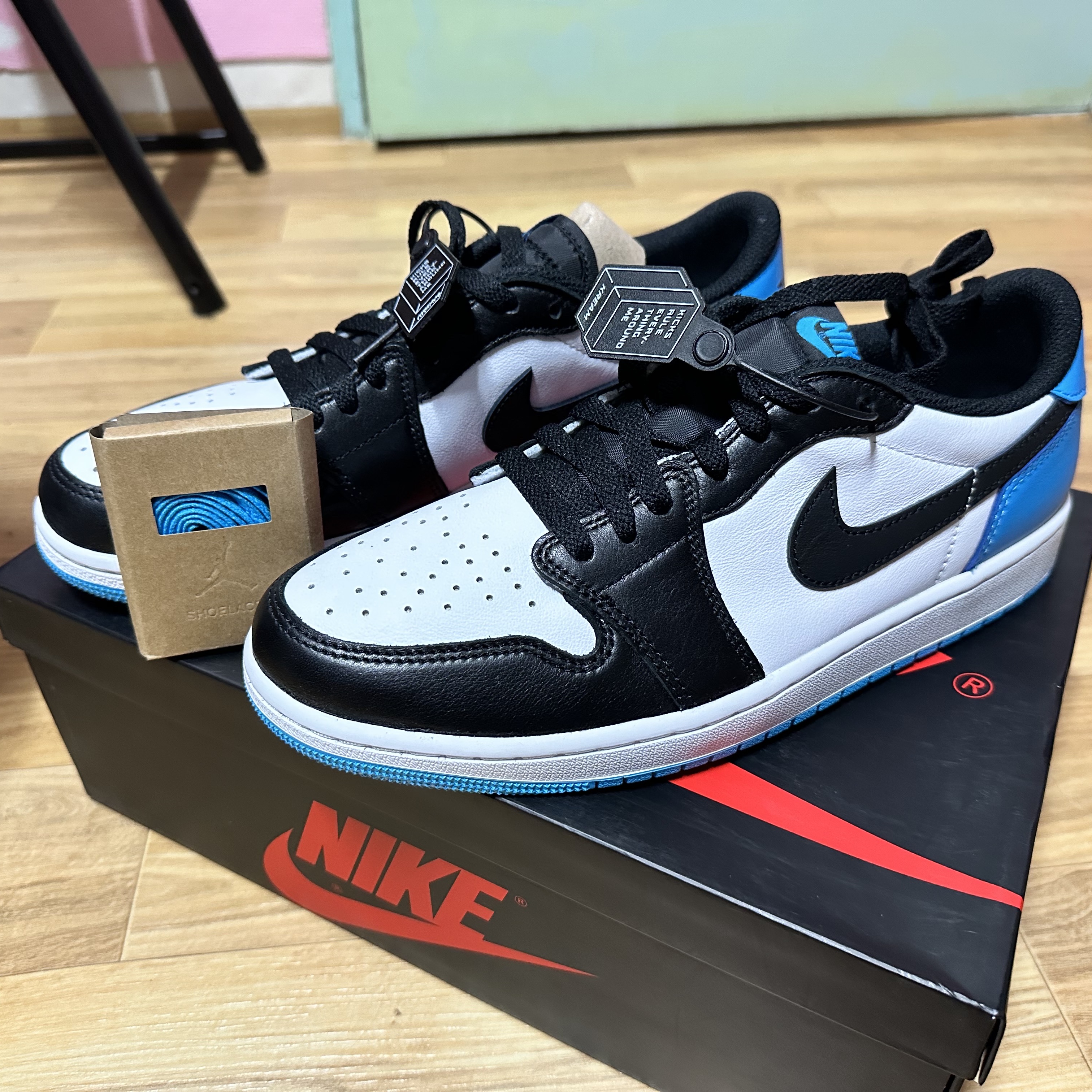 Jordan 1 Retro Low OG Black and Dark Powder Blue 착용 스타일 - 1