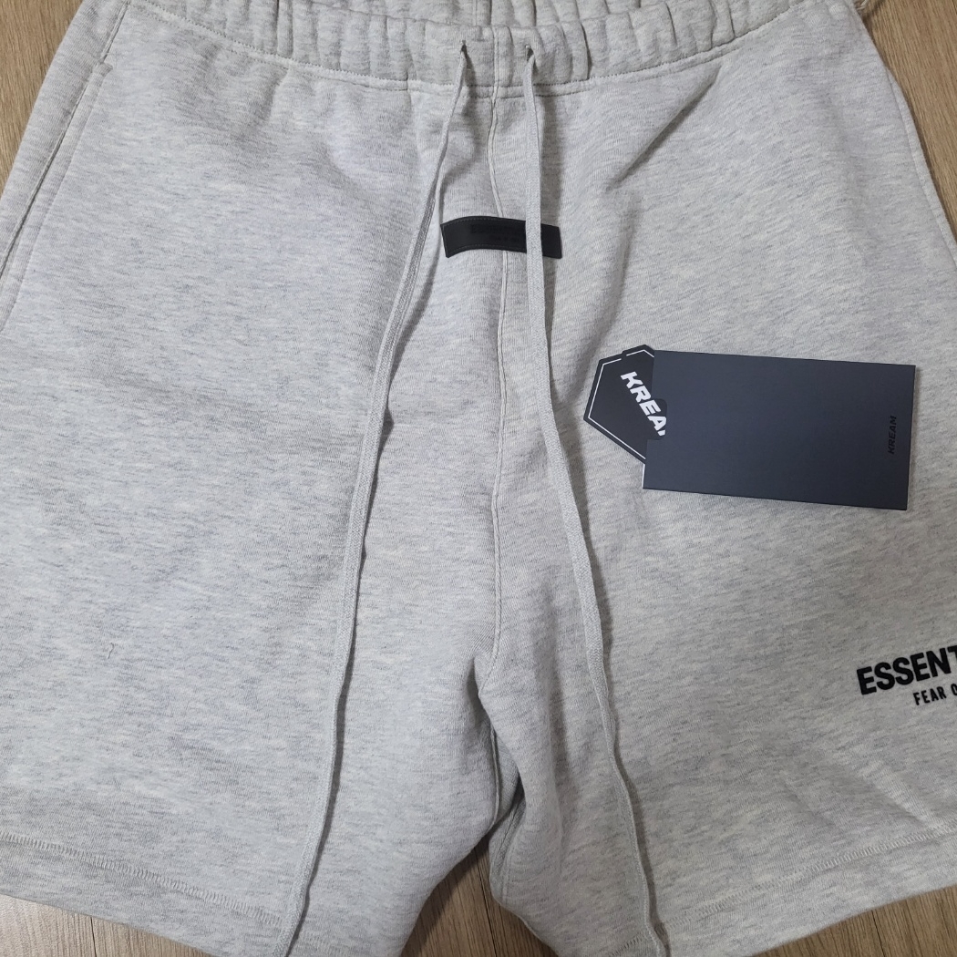 Essentials The Core Collection Sweatshorts Light Oatmeal 착용 스타일