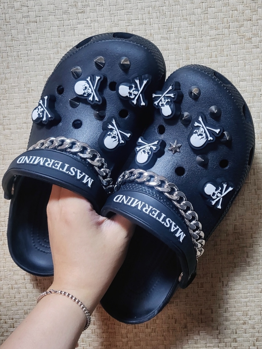 Crocs x Mastermind Classic Clog Black 착용 스타일