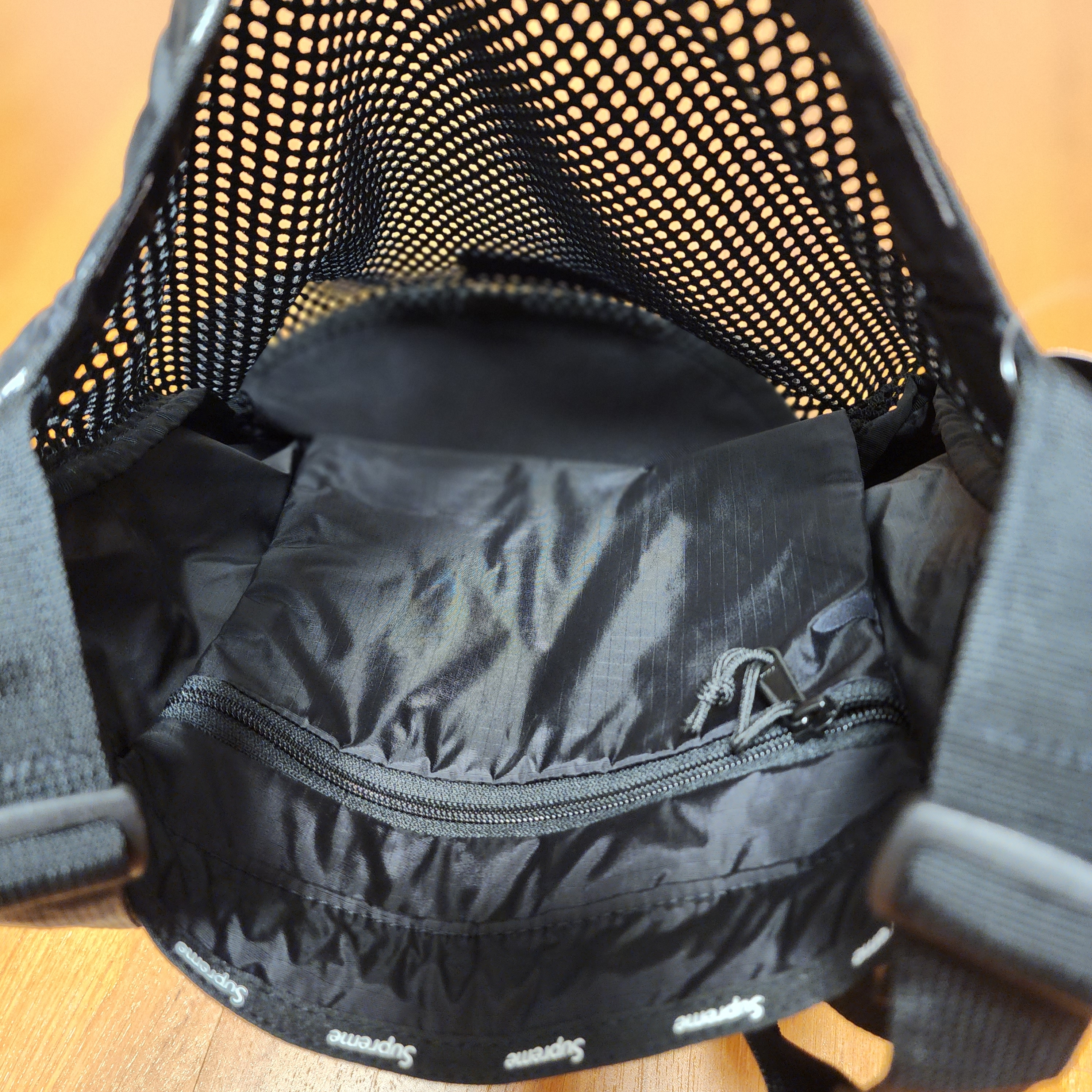 Supreme Mesh Small Backpack Black - 23SS 착용 스타일 - 3