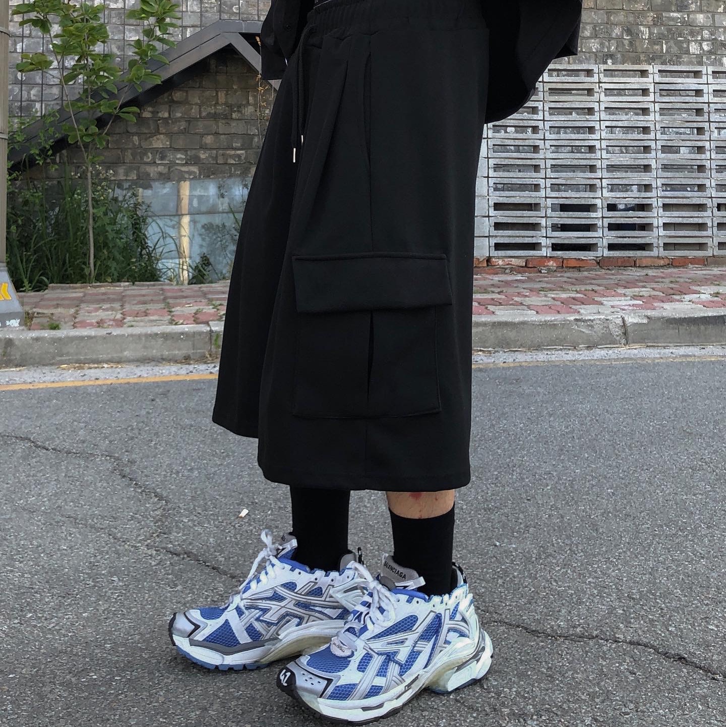 Balenciaga Runner Sneakers Blue White, Balenciaga Political Campaign Destroyed Cap Black 착용 스타일 - 5