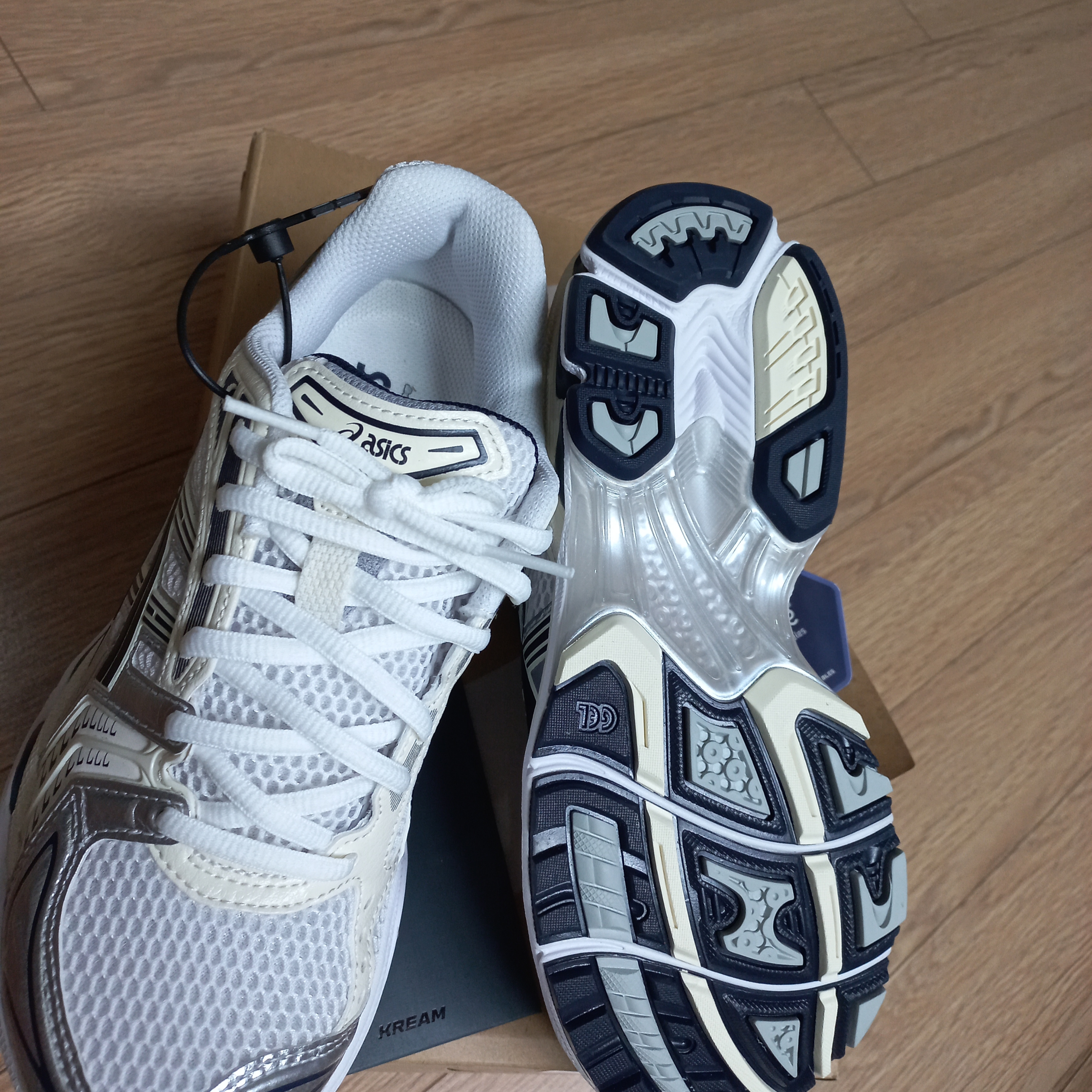 (W) Asics Gel-Kayano 14 White Midnight 착용 스타일