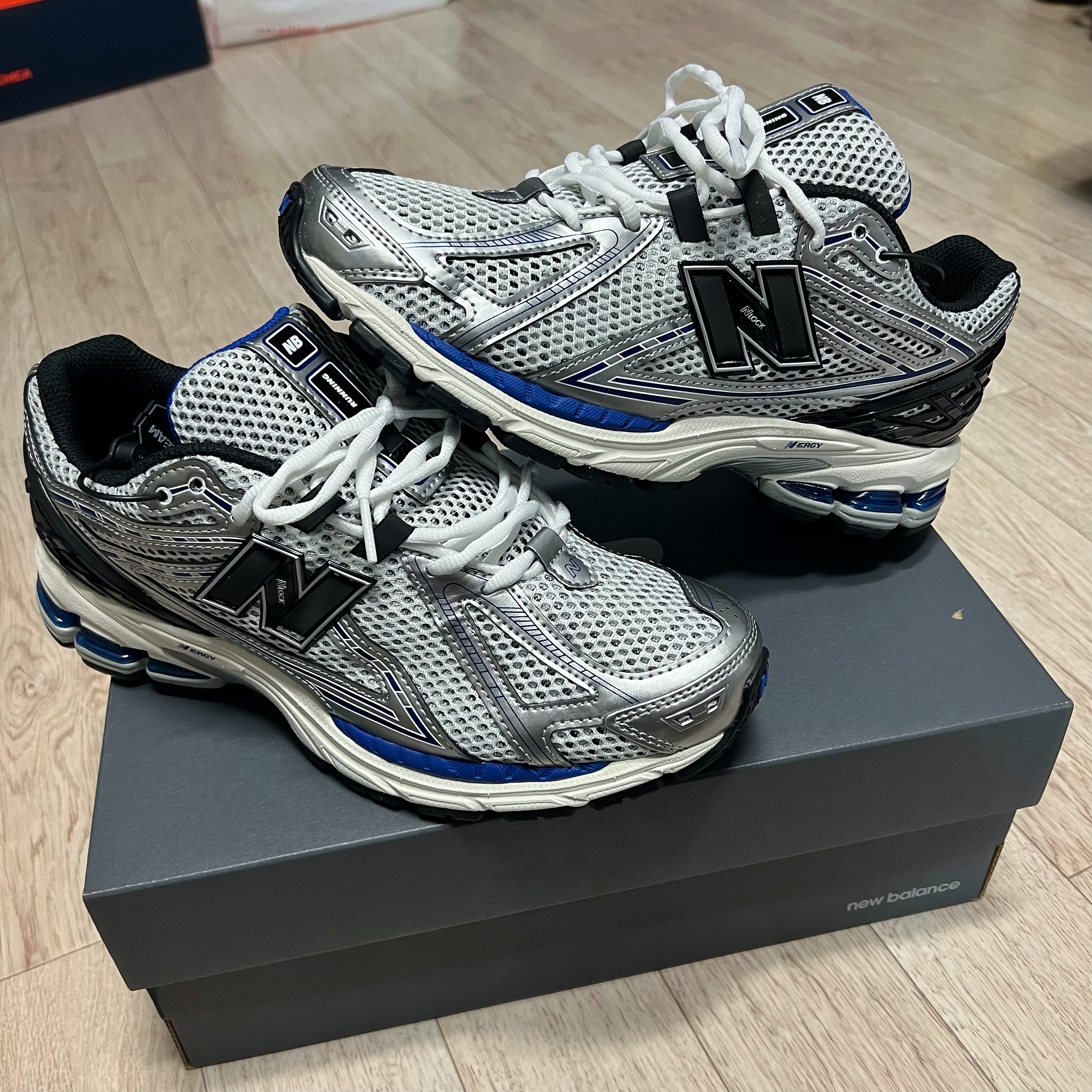 New Balance 1906R Silver Metallic 착용 스타일