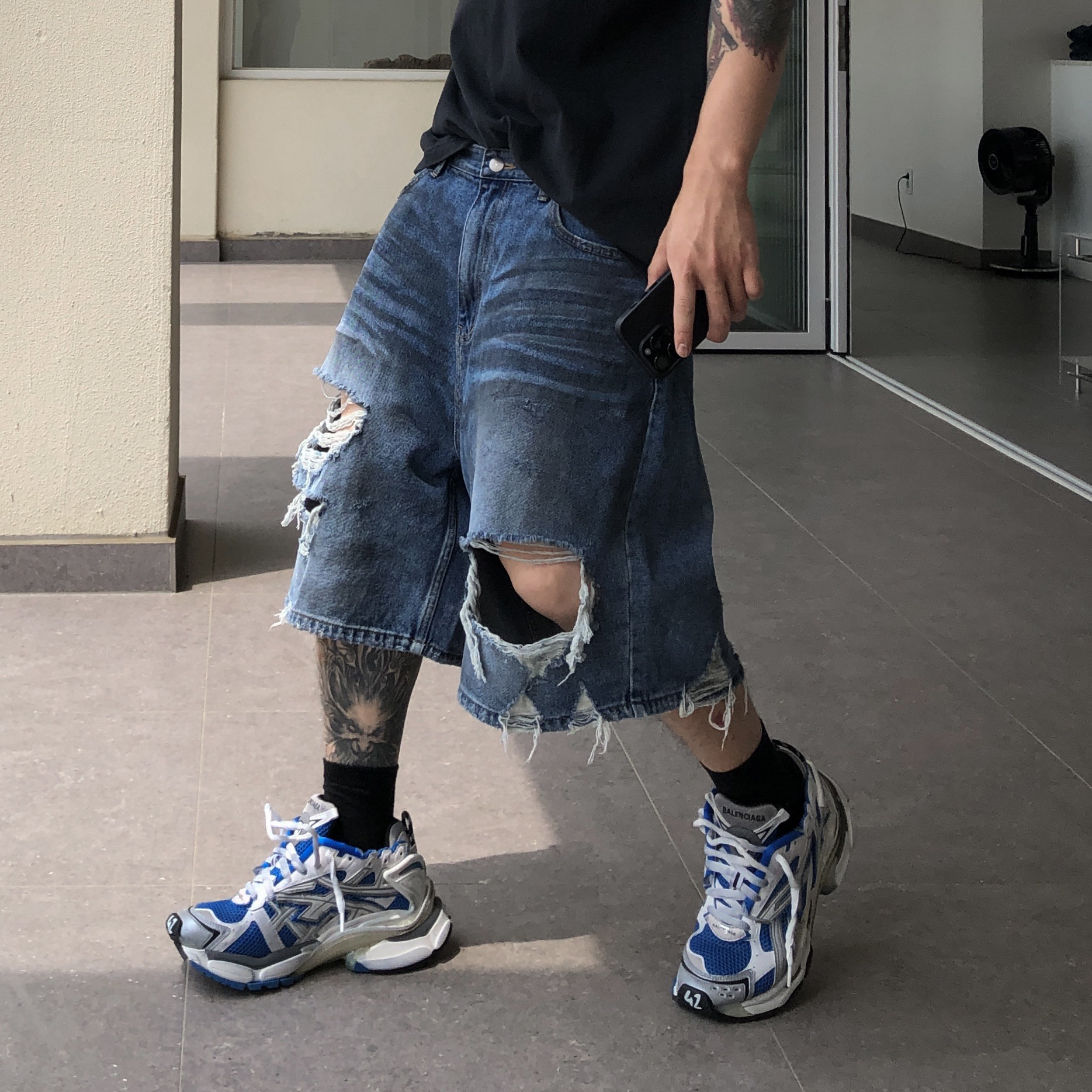 Balenciaga Runner Sneakers Blue White, Balenciaga Political Campaign Destroyed Cap Black 착용 스타일 - 2