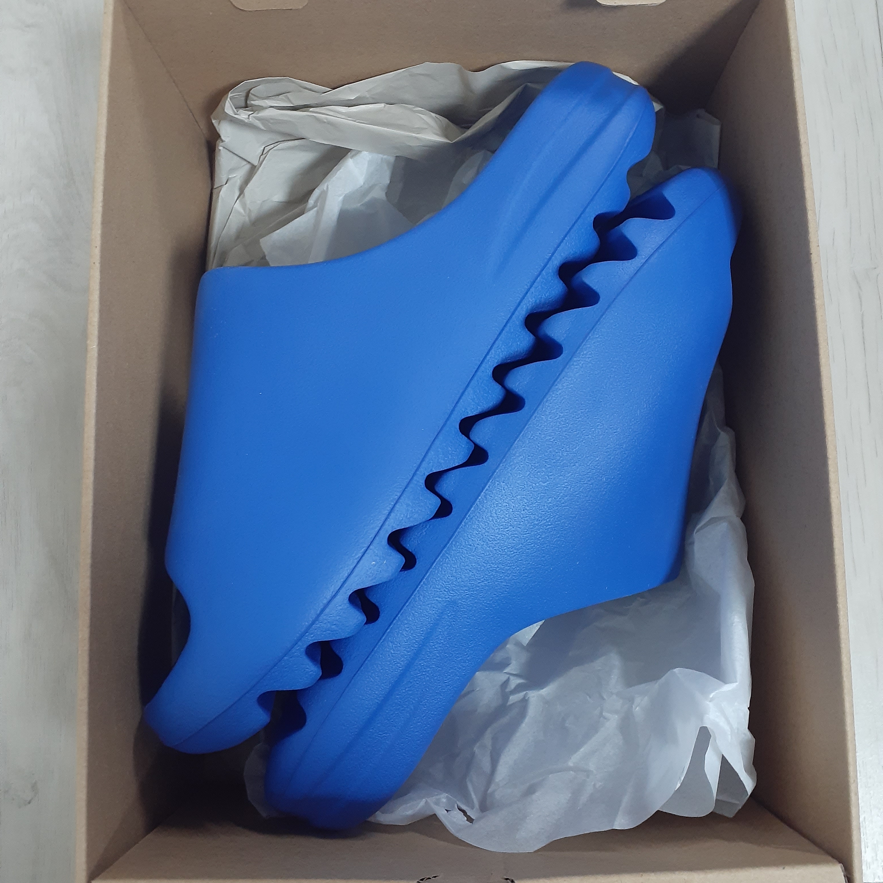 Adidas Yeezy Slide Azure 착용 스타일 - 1