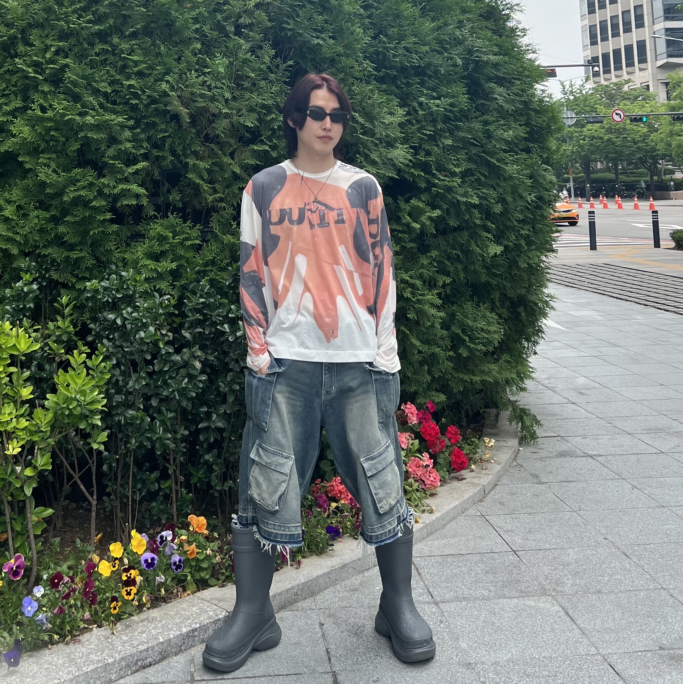 Nos Couleurs Old Washed Cargo Denim Shorts Blue, Balenciaga x Crocs Rubber Boot Grey 착용 스타일 - 1