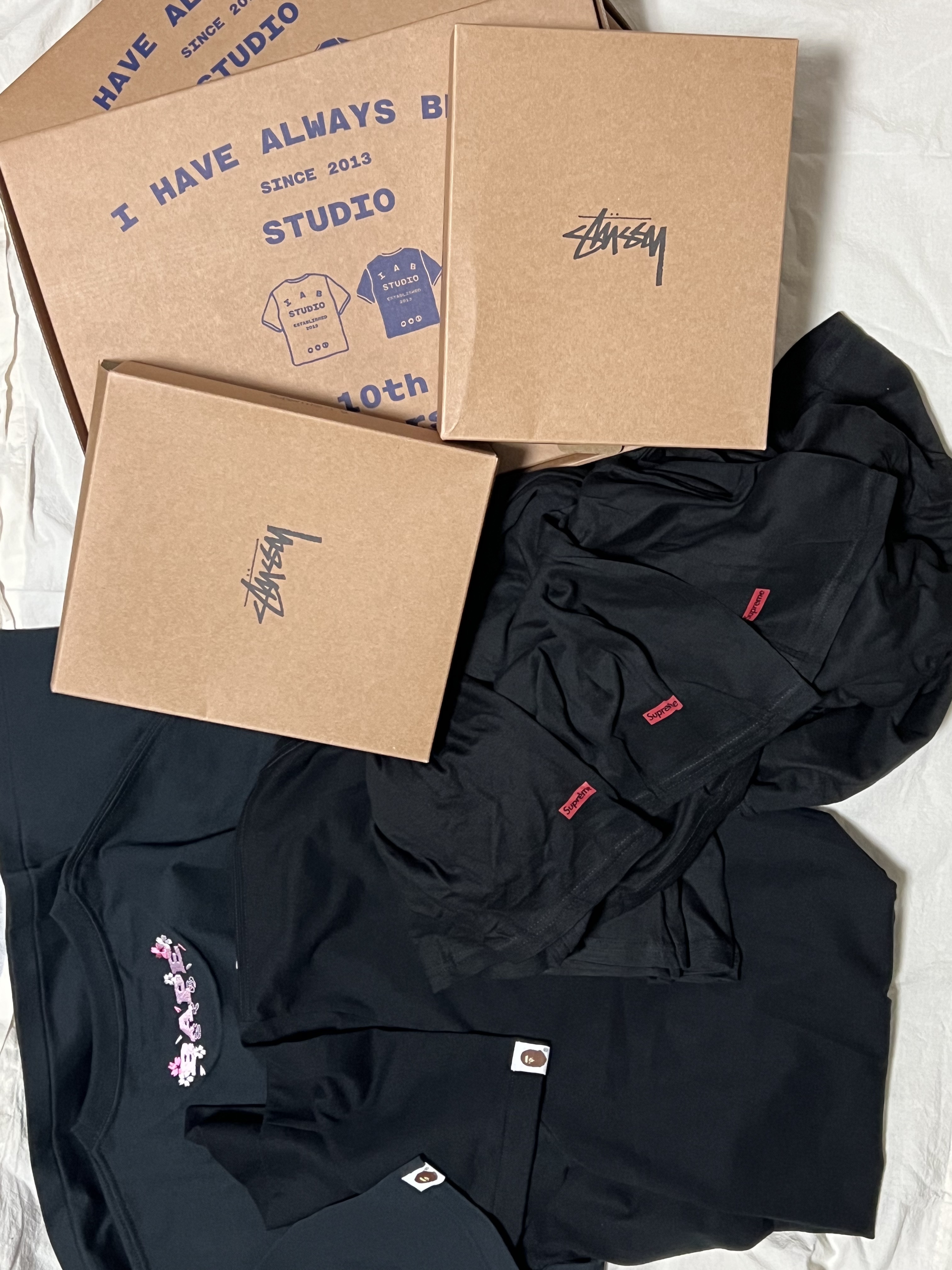 Supreme Hanes Tagless T-Shirts Black (3 Pack), Stussy Undershirt White (3 Pack) 착용 스타일