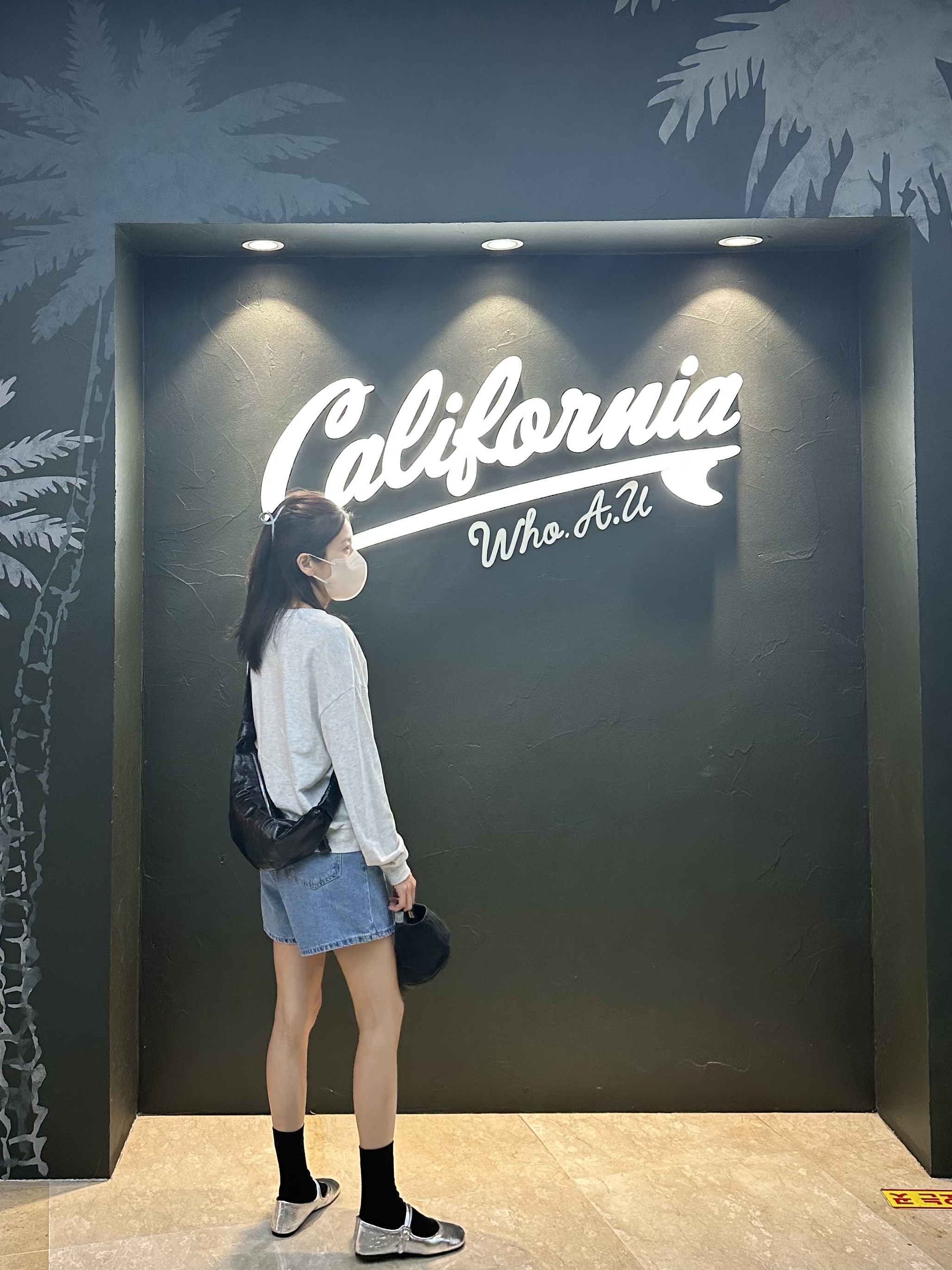 Lemaire Small Croissant Bag Coated Cotton Black, Balenciaga Cities Paris Cap Black 착용 스타일 - 1