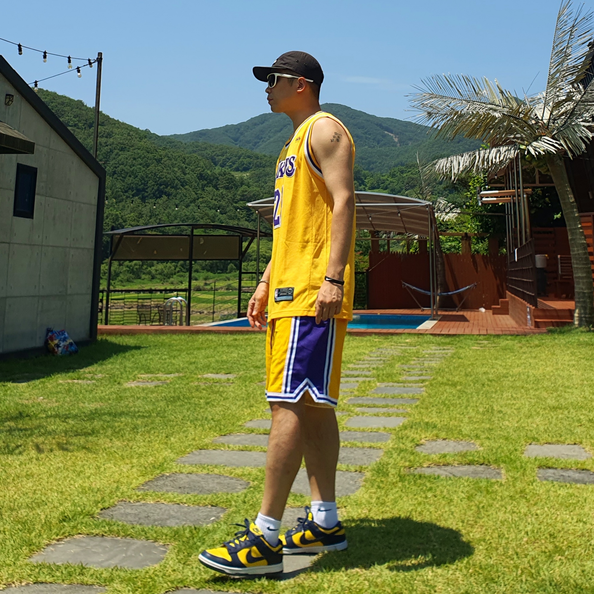 Nike Dunk Low Retro Varsity Maize, Nike Kobe Bryant LA Lakers Icon Edition Jersey 착용 스타일 - 2