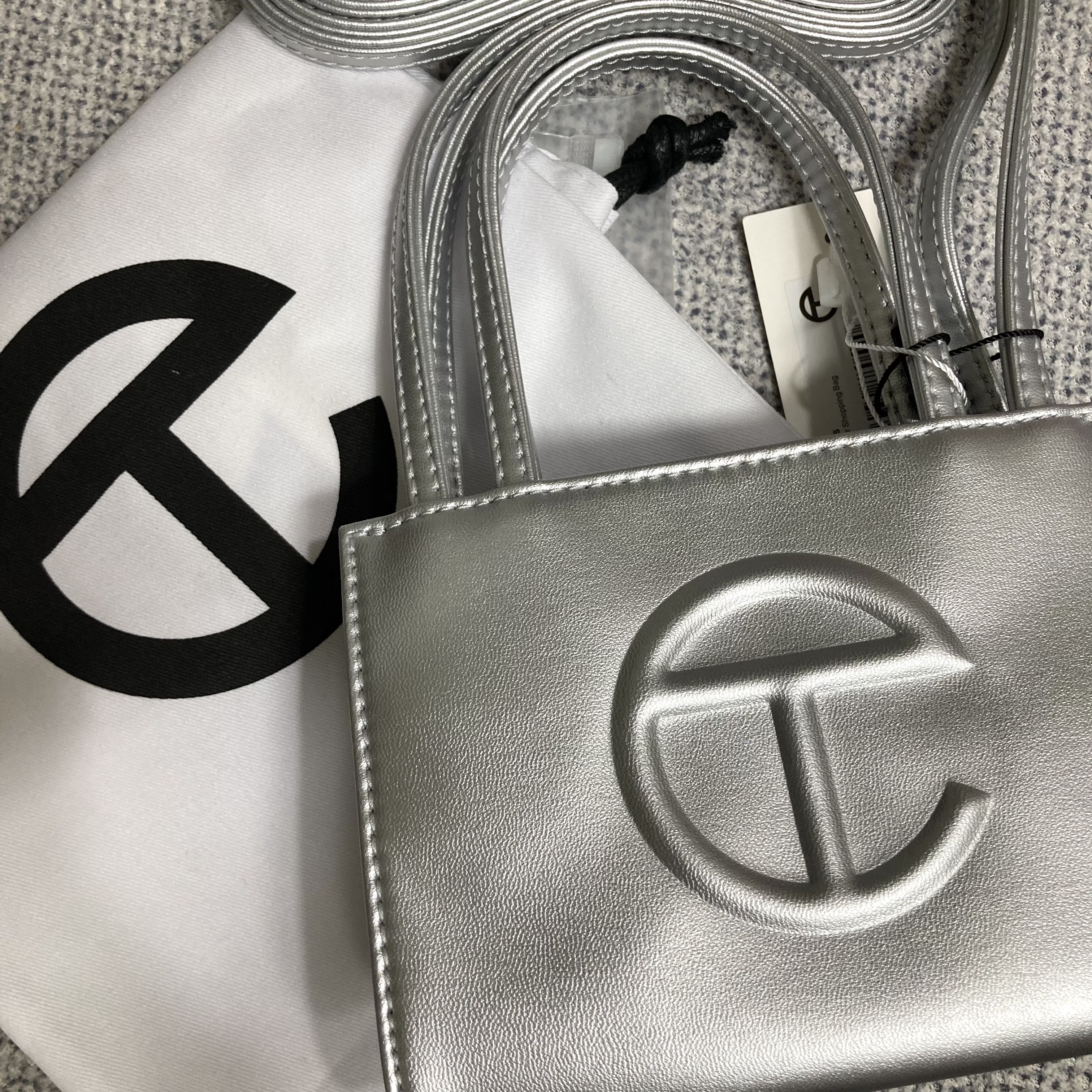 Telfar Small Shopping Bag Silver 착용 스타일