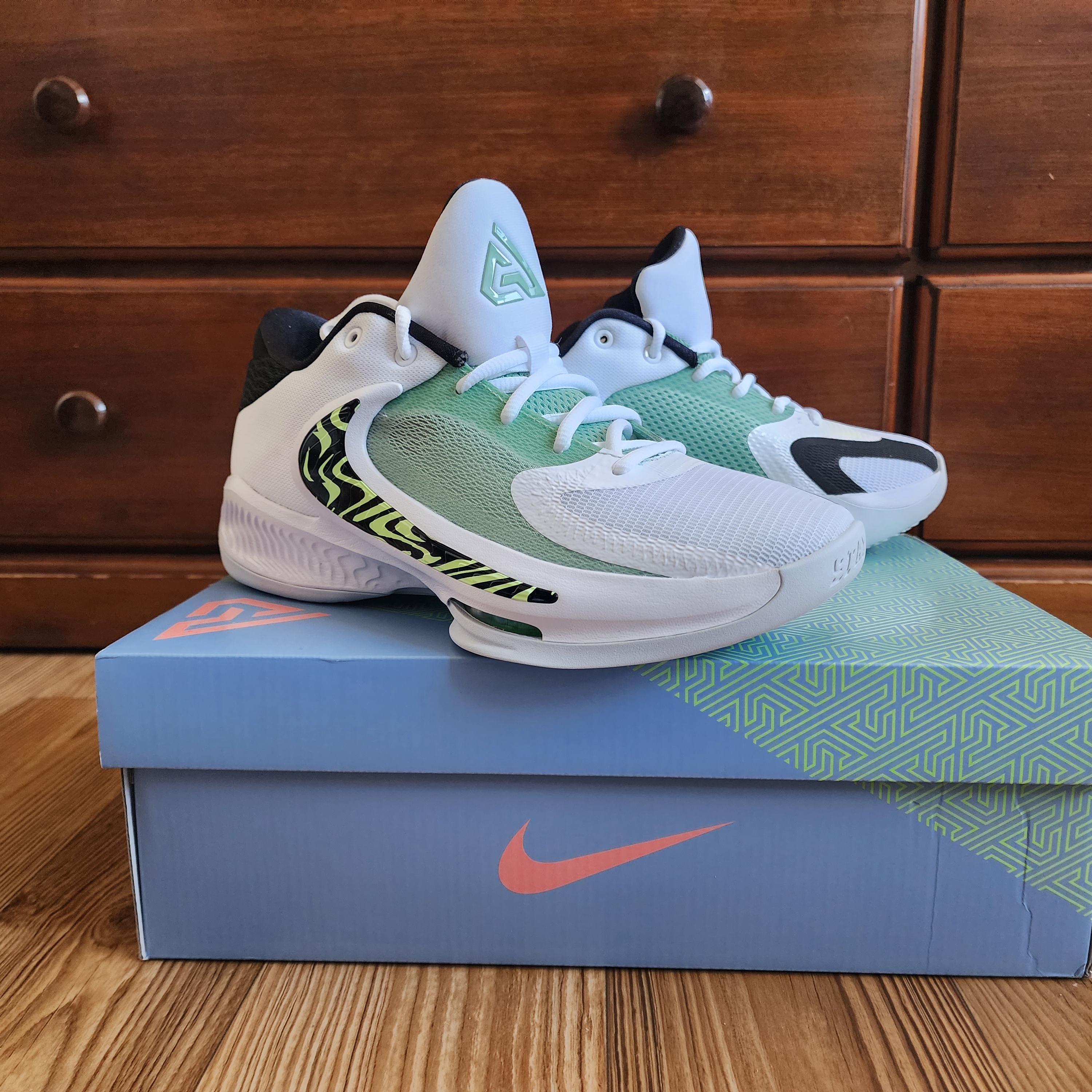 Nike Zoom Freak 4 White Barely Volt 착용 스타일 - 2