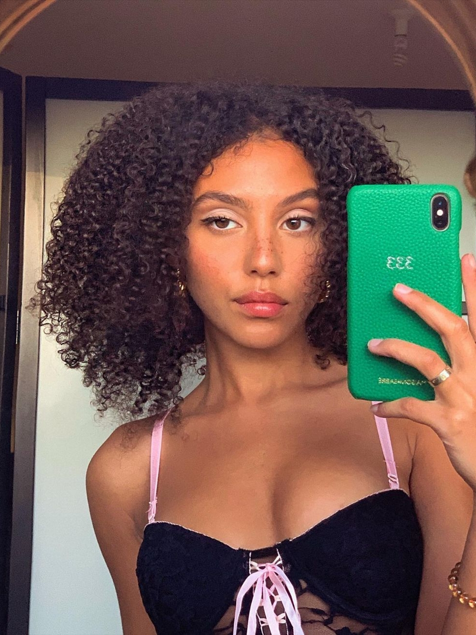 [KREAM 단독] Maison de Sabre iphone Case 14 Pro Emerald Green, [KREAM 단독] Maison de Sabre iphone Case 14 Pro Max Emerald Green 착용 스타일 - 1