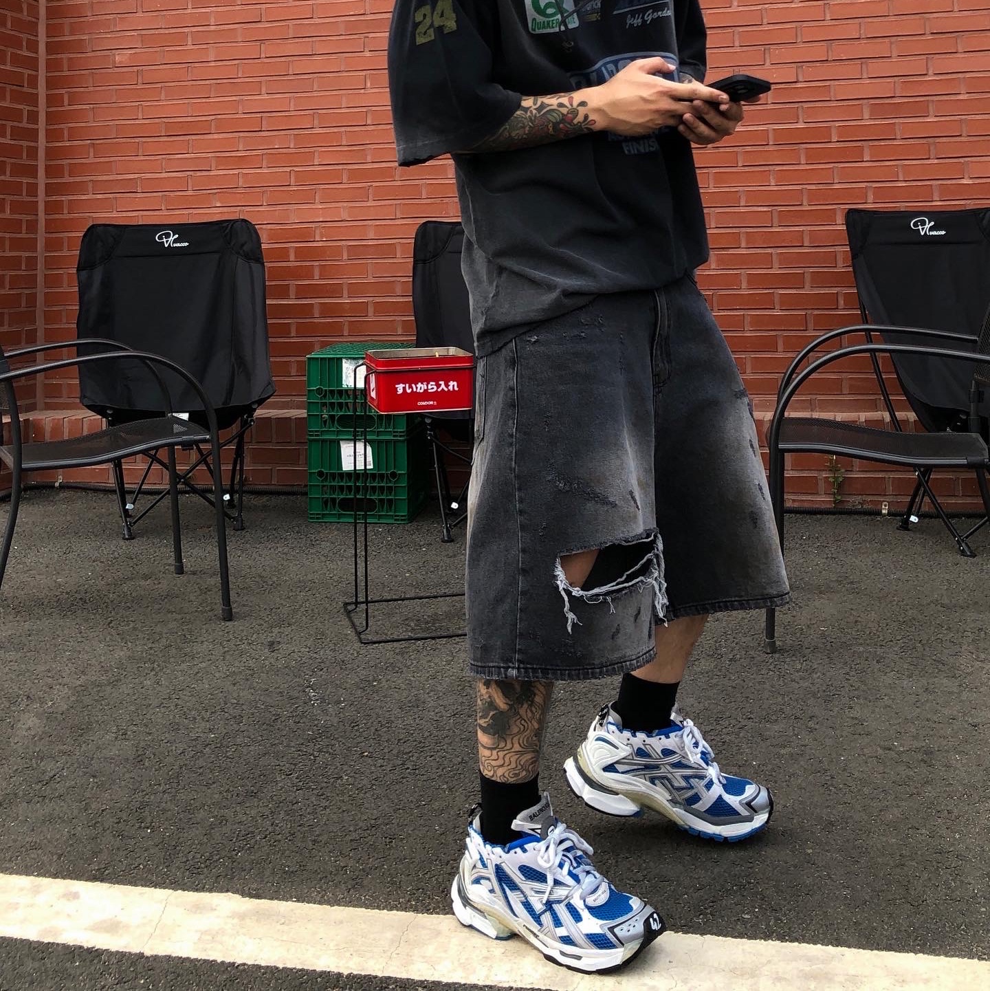 Balenciaga Runner Sneakers Blue White 착용 스타일 - 4