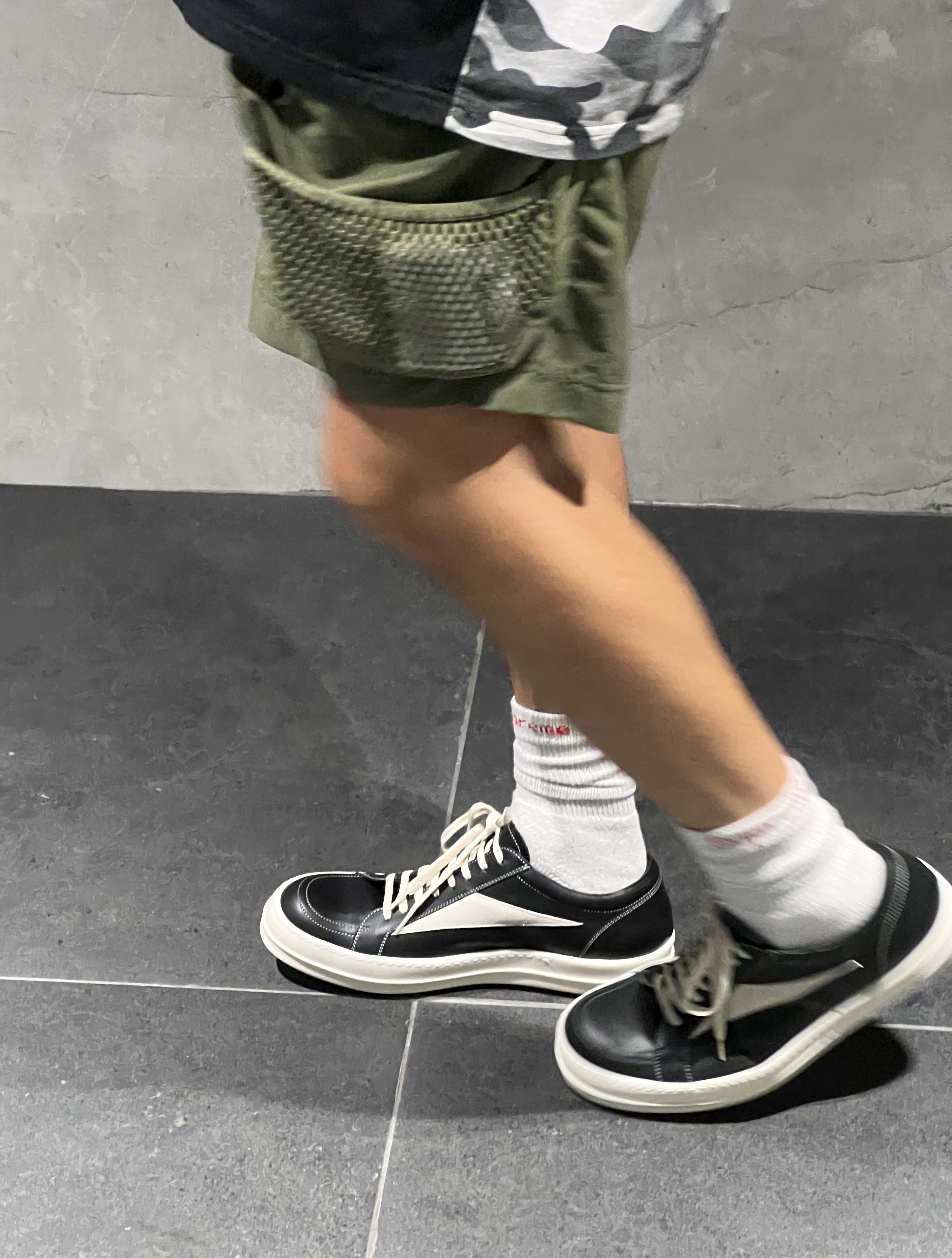 Rick Owens Luxor Vintage Sneakers Black Milk, Nike ACG Snowgrass Cargo Shorts Medium Olive - US/EU 착용 스타일 - 1