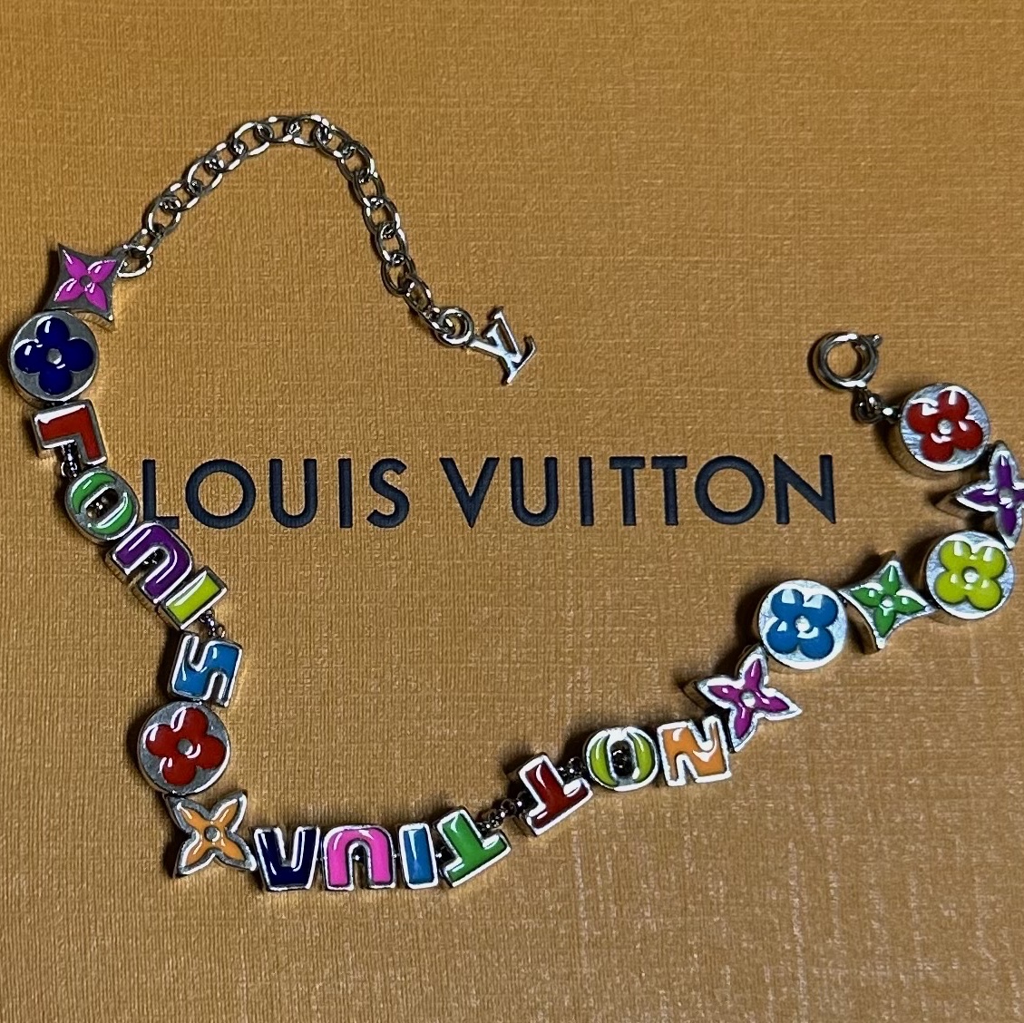 Louis Vuitton Monogram Party Bracelet Rainbow 착용 스타일