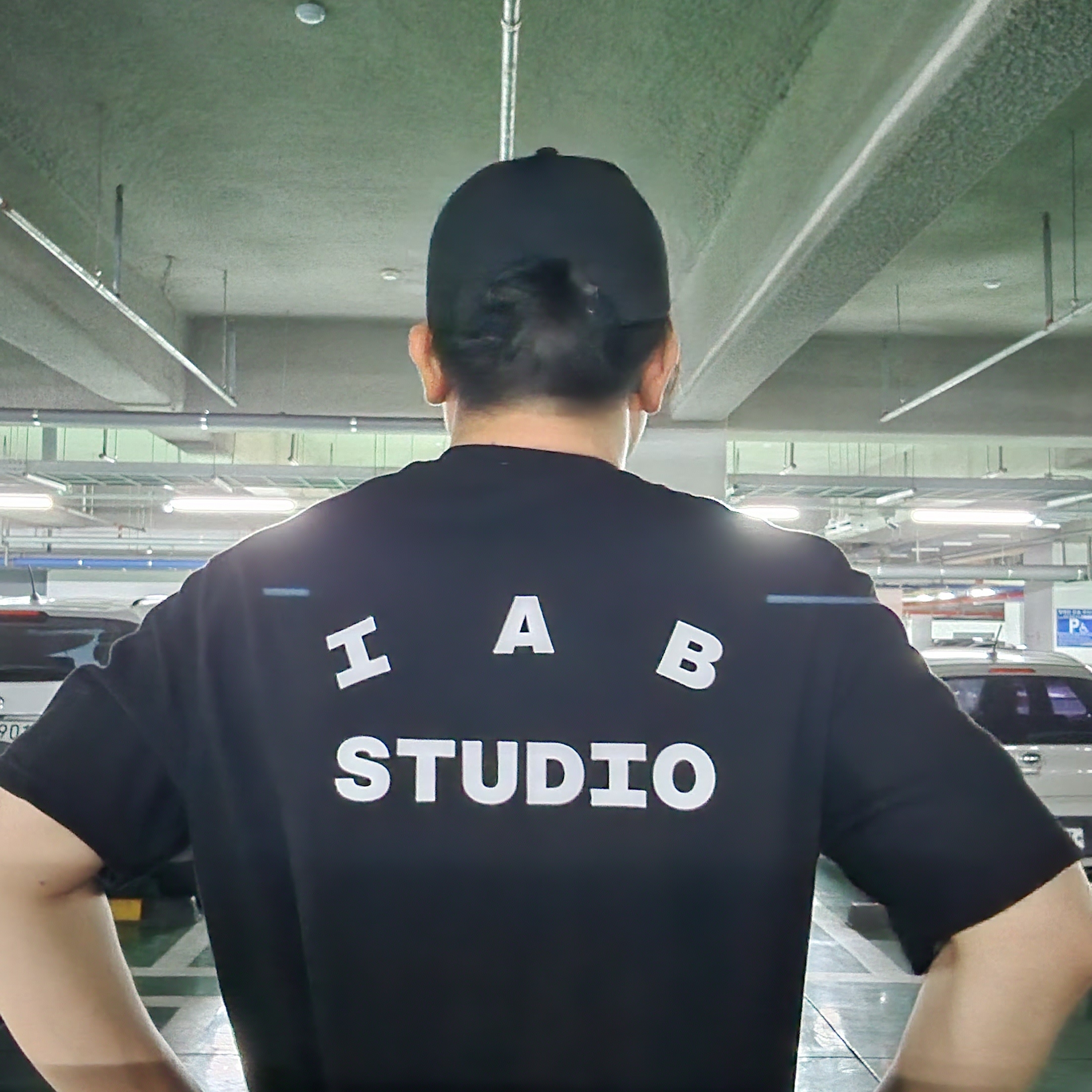 IAB Studio 10th Anniversary T-Shirts Pack White & Black (2 Pack) 착용 스타일 - 3