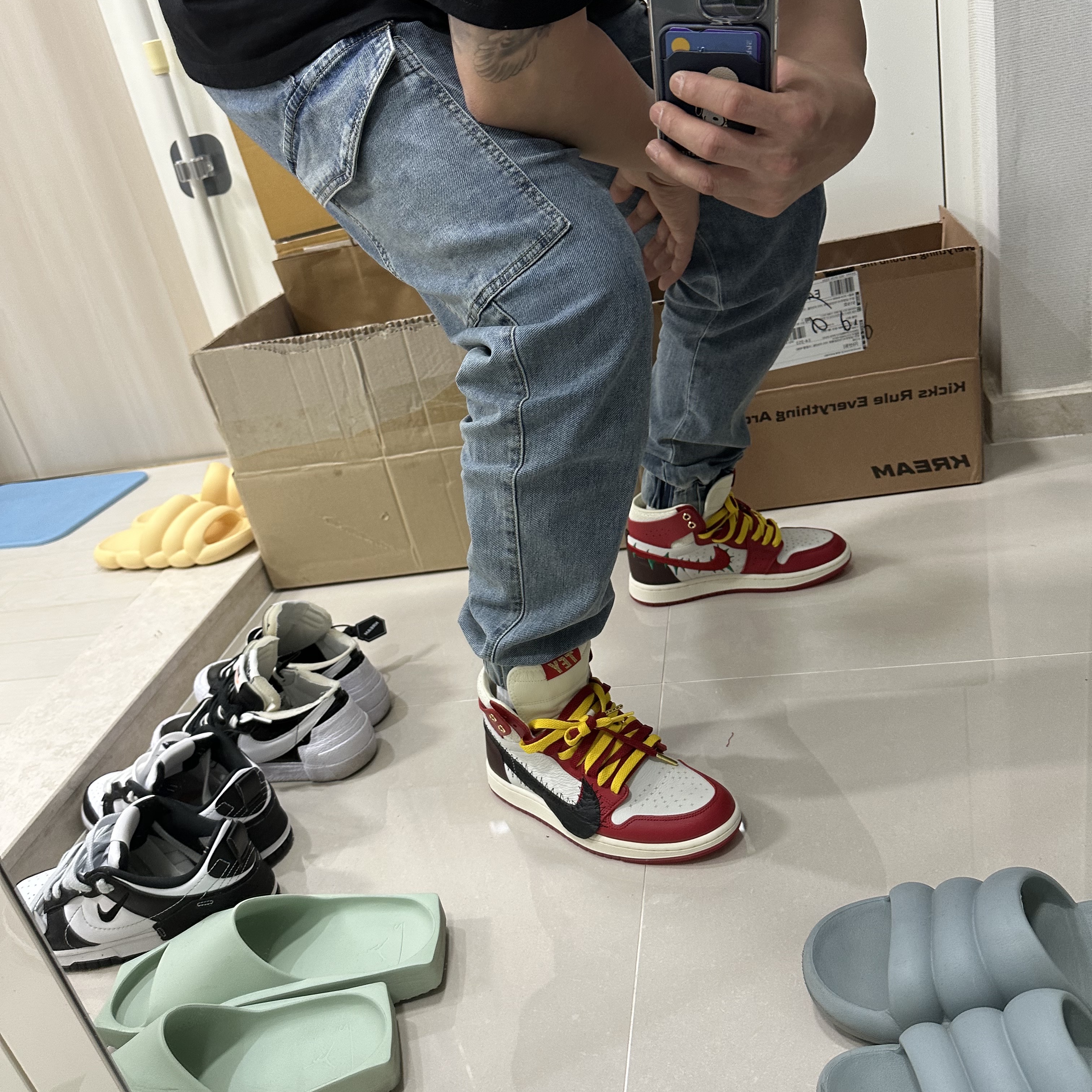 (W) Jordan 1 x Teyana Taylor Zoom CMFT 2 Gym Red, Nike x Sacai Blazer Low Black Patent Leather 착용 스타일 - 4