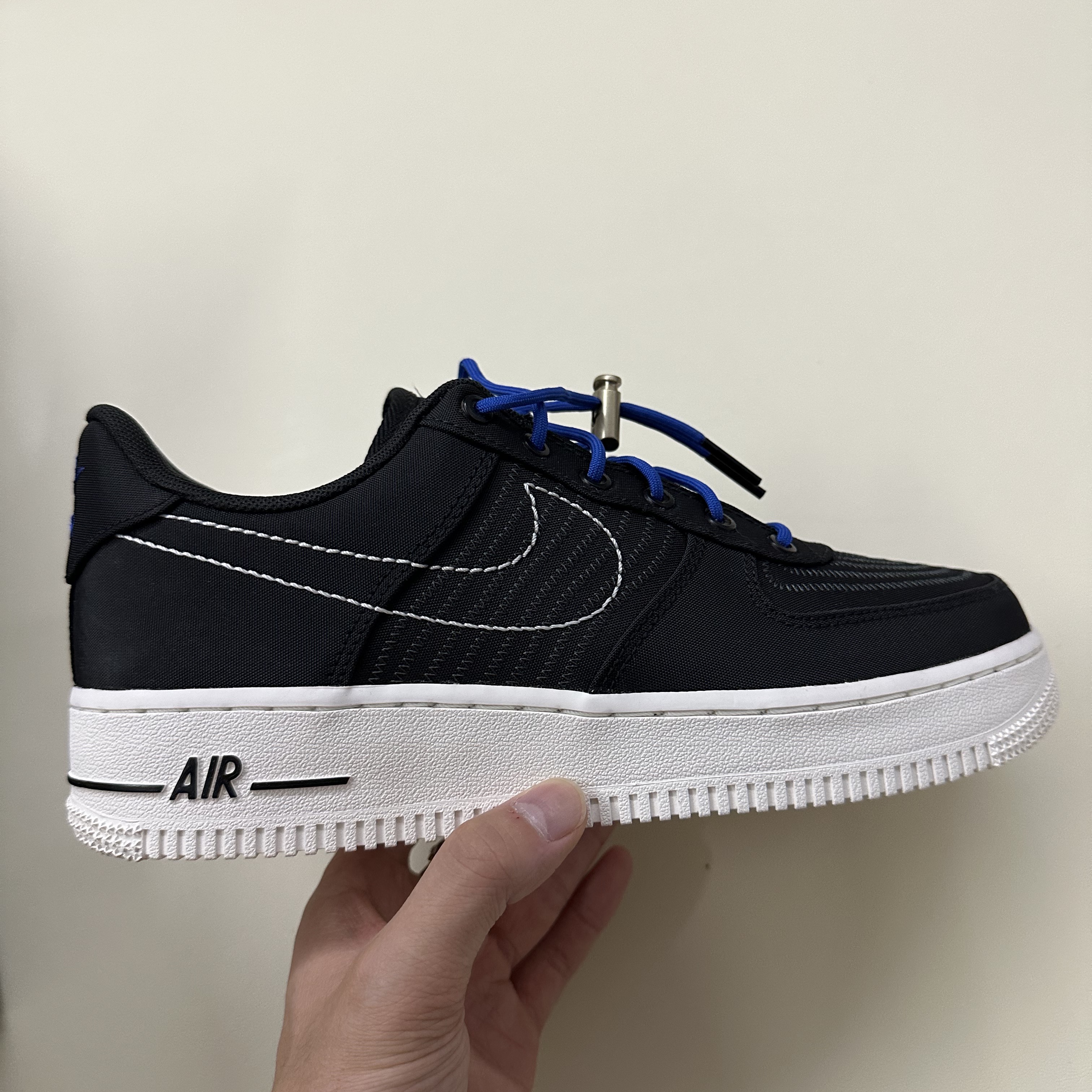 Nike Air Force 1 '07 LV8 Black Anthracite 착용 스타일 - 3