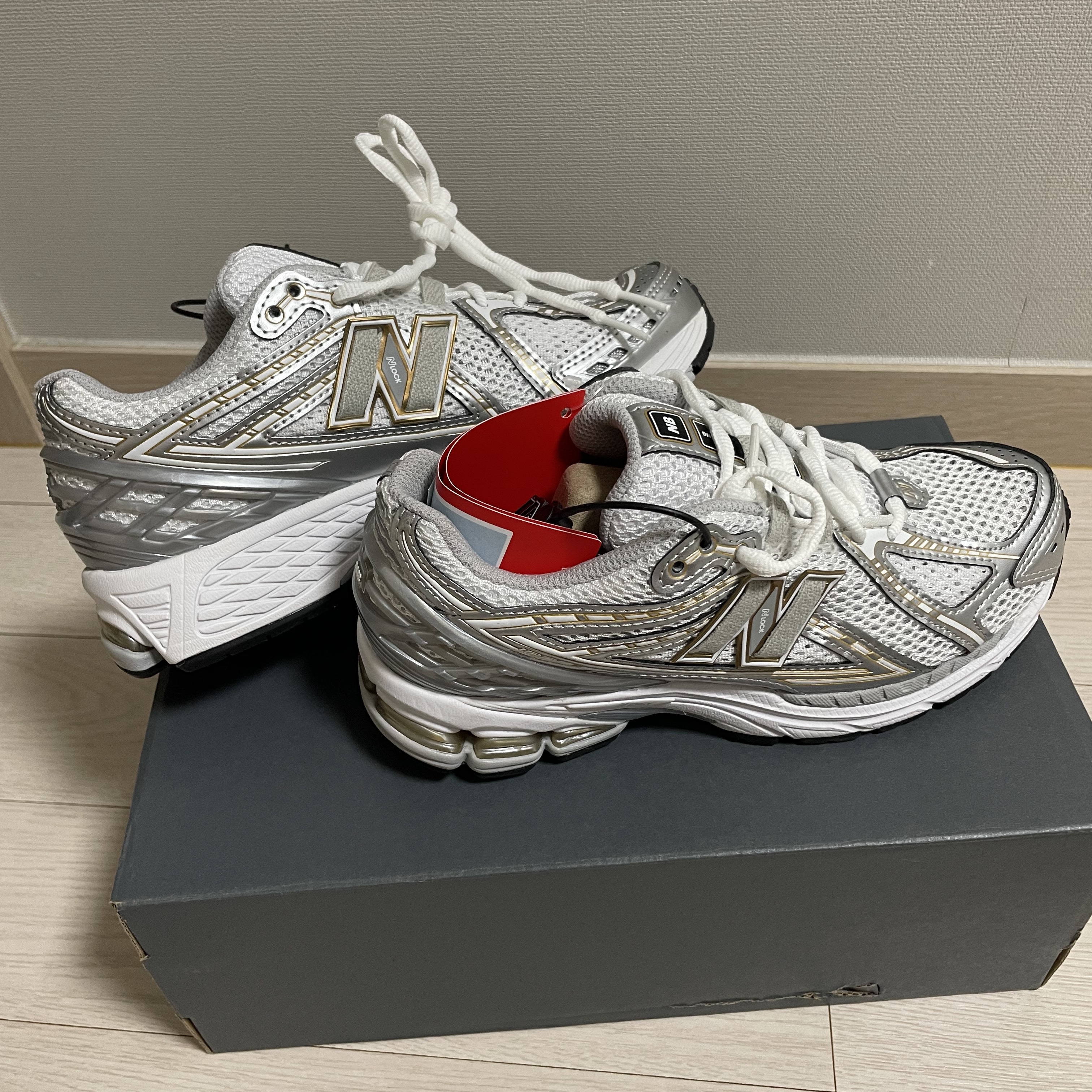 New Balance 1906R White Metallic Silver 착용 스타일 - 4