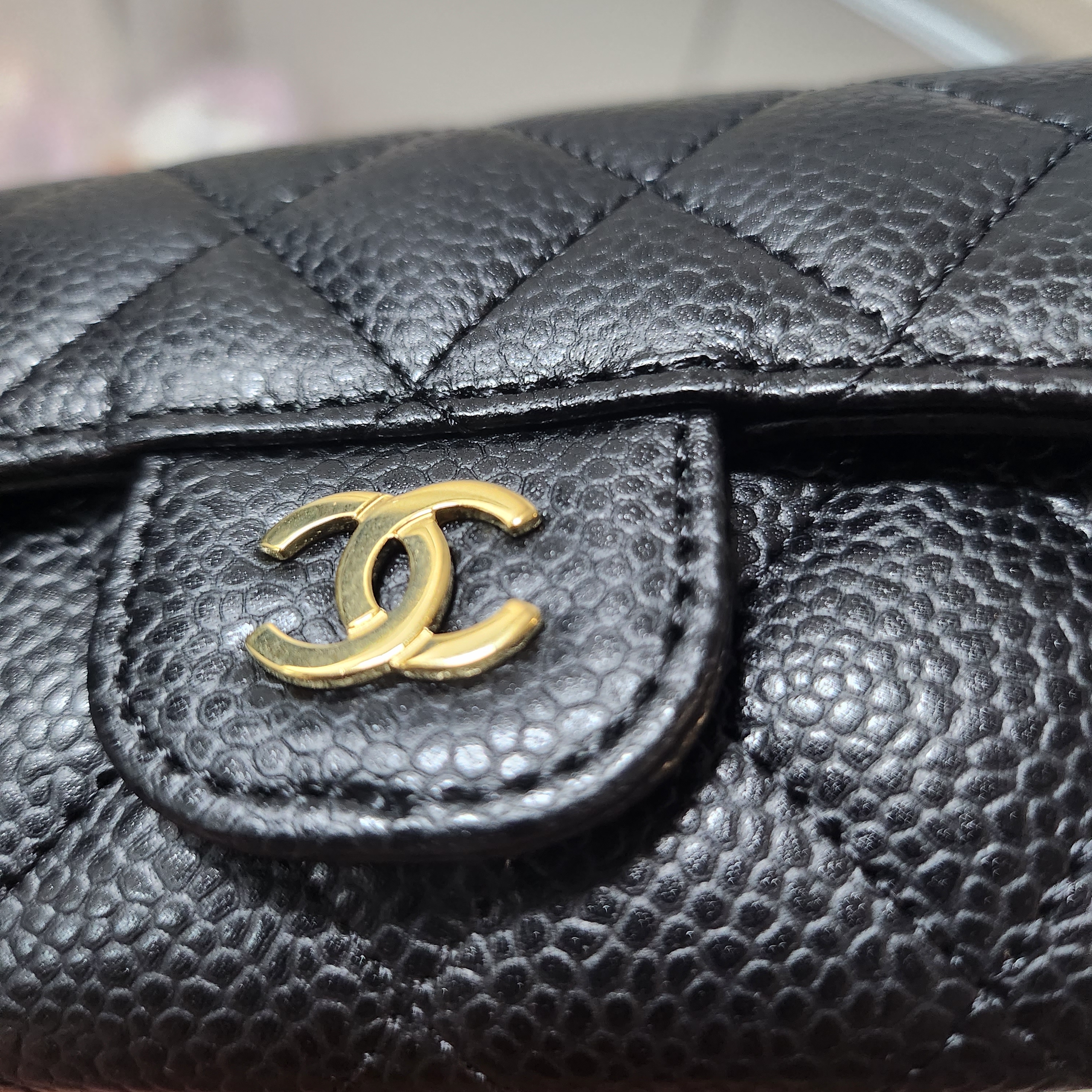 Chanel Classic Card Holder Grained Calfskin & Gold Black 착용 스타일