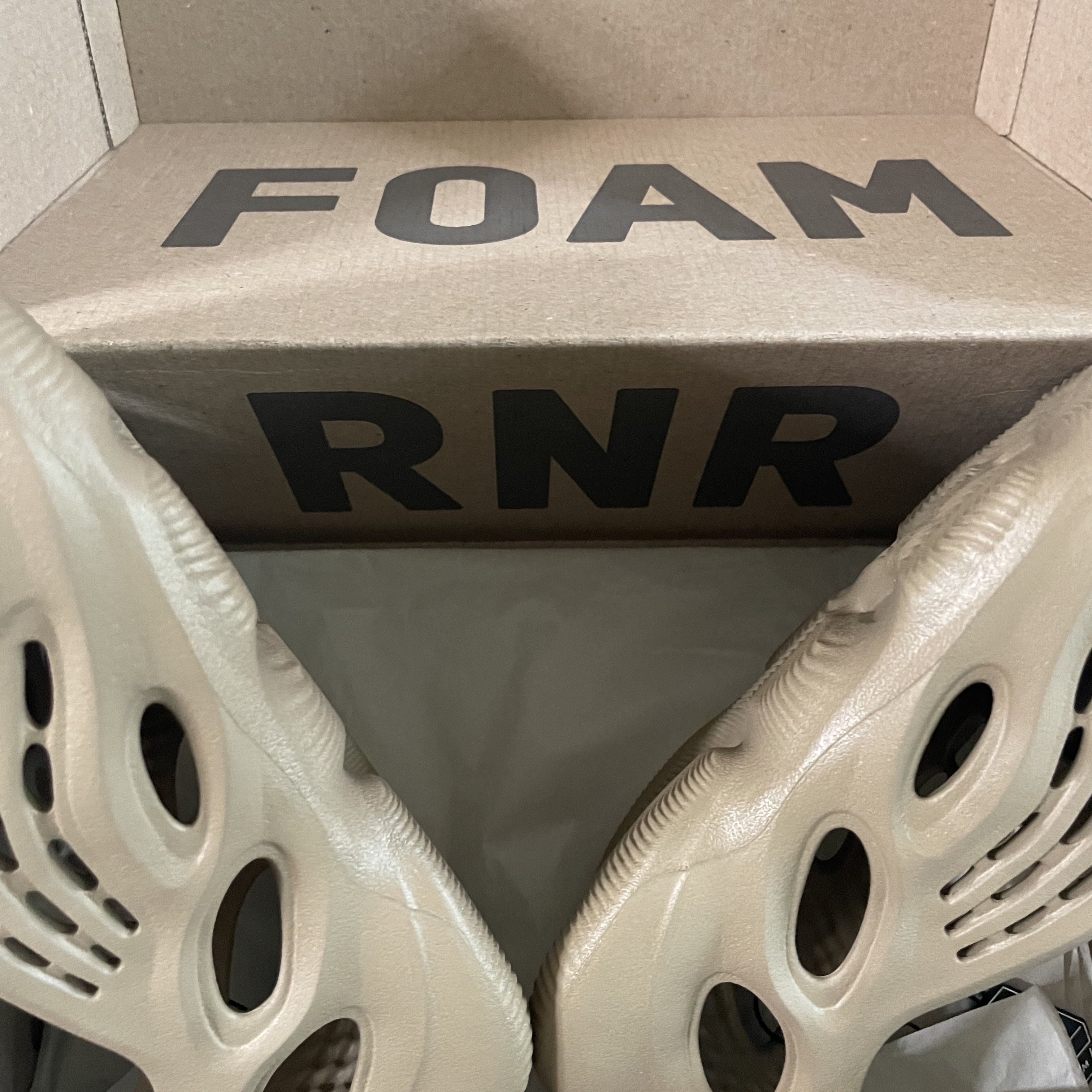 Adidas Yeezy Foam RNNR Clay Taupe 착용 스타일 - 3