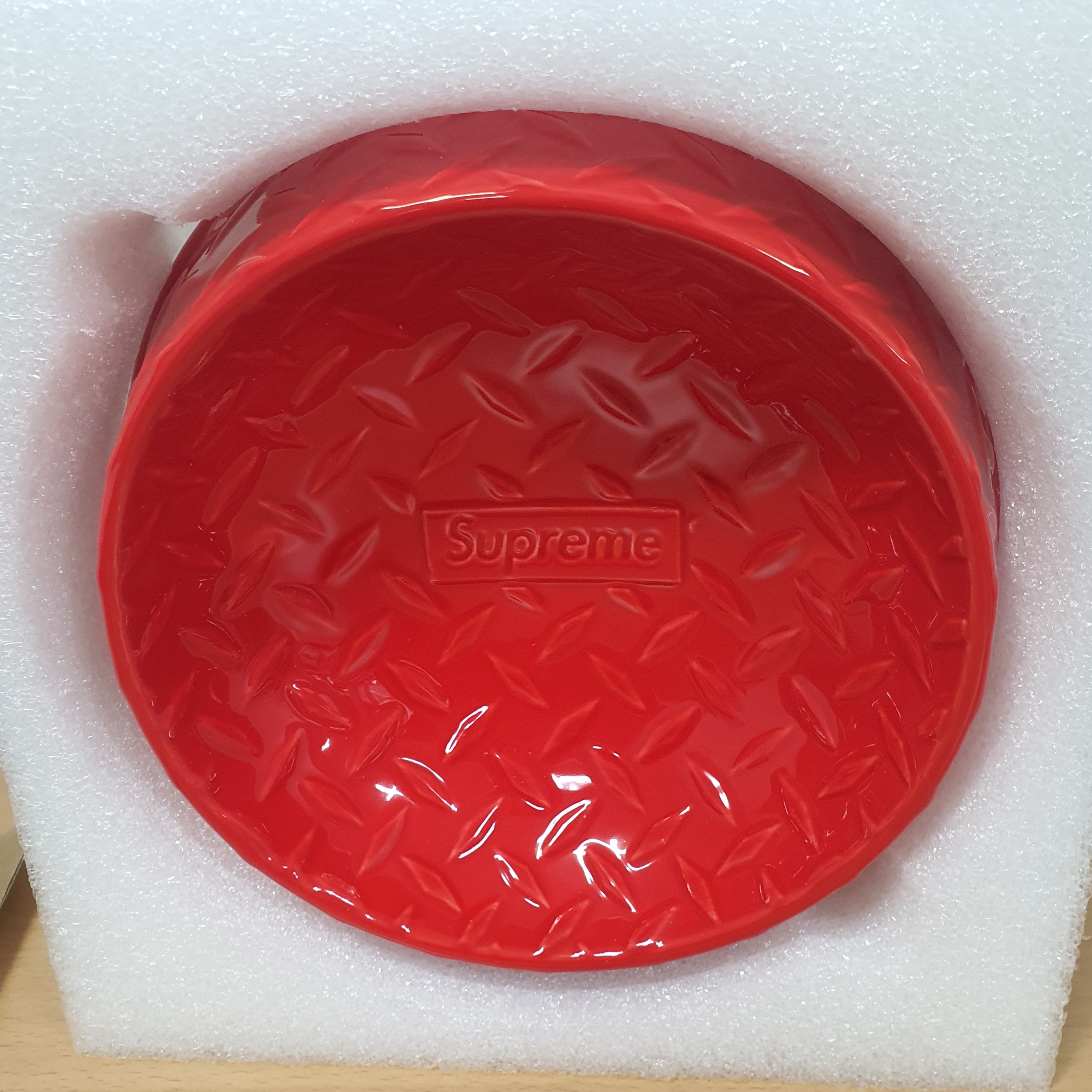 Supreme Diamond Plate Dog Bowl Red - 23SS 착용 스타일
