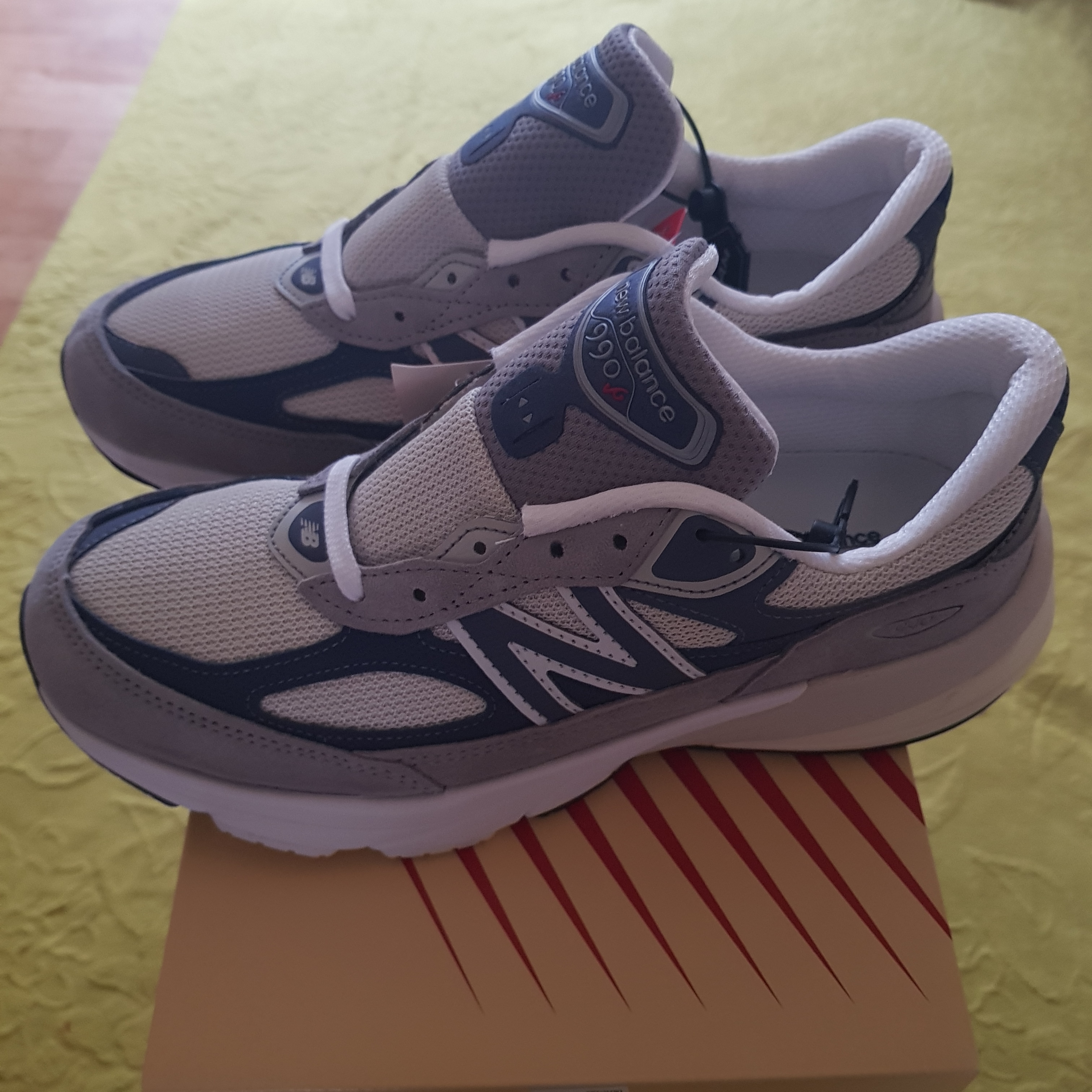 New Balance 990v6 Made in USA Gray Suede 착용 스타일 - 1