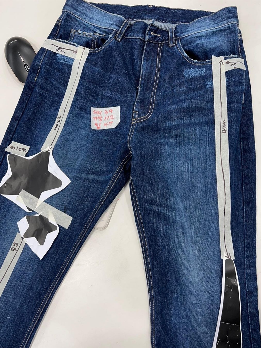 The Museum Visitor Star Damaged Bootscut Denim Pants Yellow Blue, The Museum Visitor Star Damaged Bootscut Denim Pants Light Blue 착용 스타일 - 1