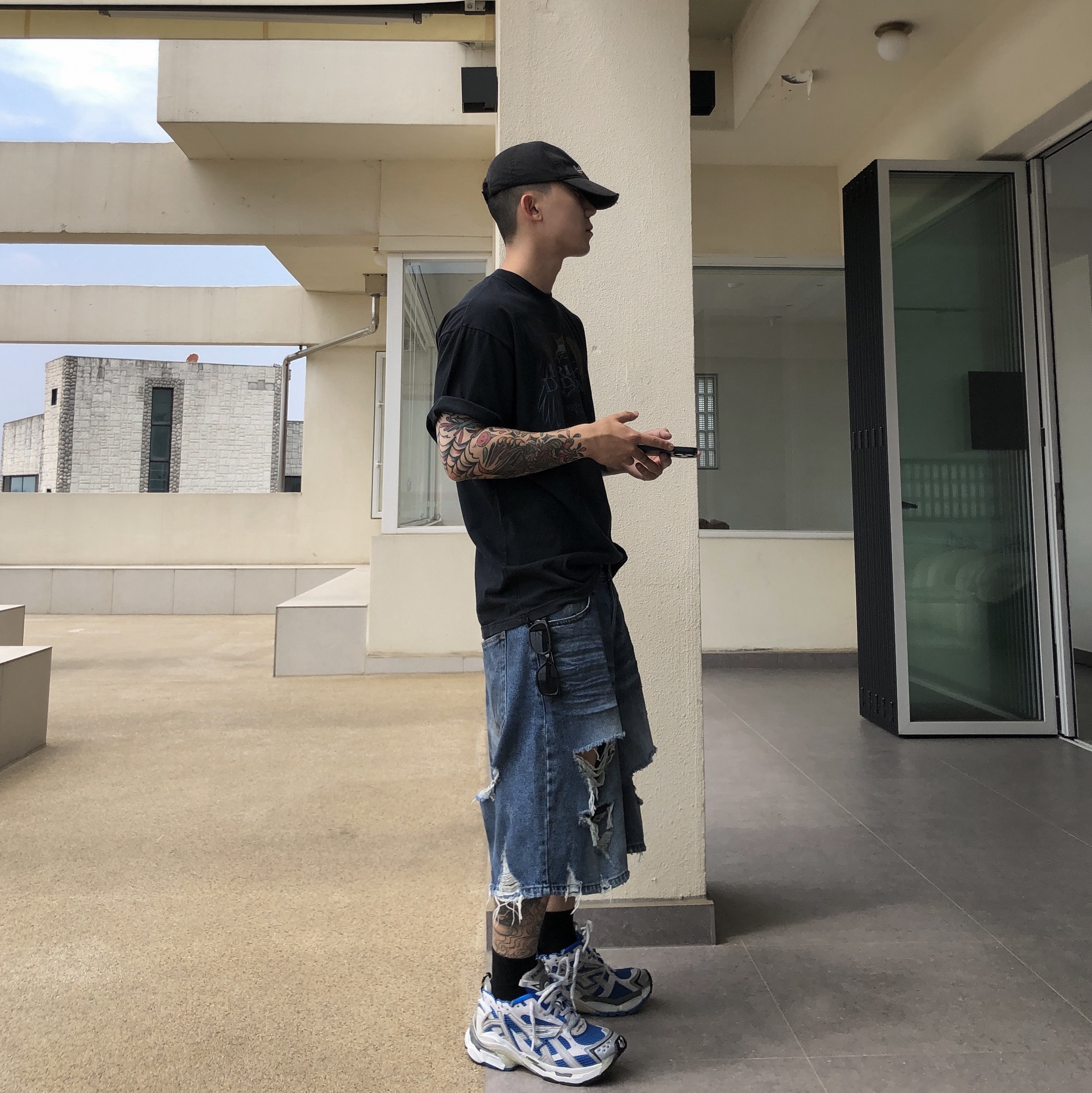 Balenciaga Runner Sneakers Blue White, Balenciaga Political Campaign Destroyed Cap Black 착용 스타일 - 5
