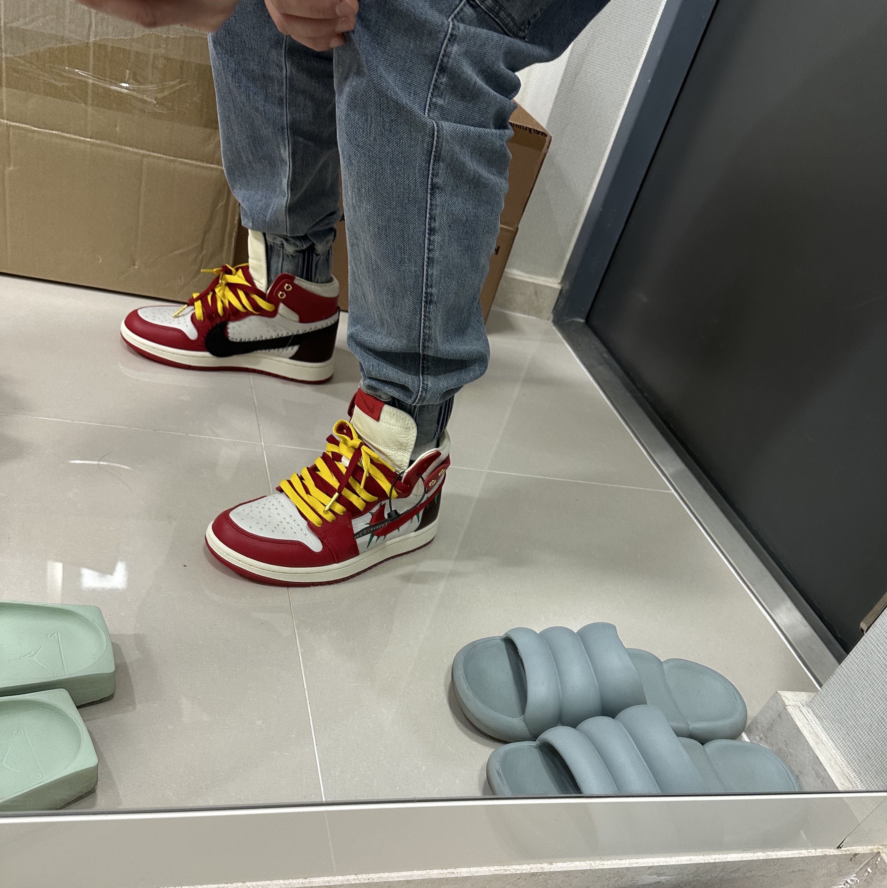 (W) Jordan 1 x Teyana Taylor Zoom CMFT 2 Gym Red, Nike x Sacai Blazer Low Black Patent Leather 착용 스타일 - 3