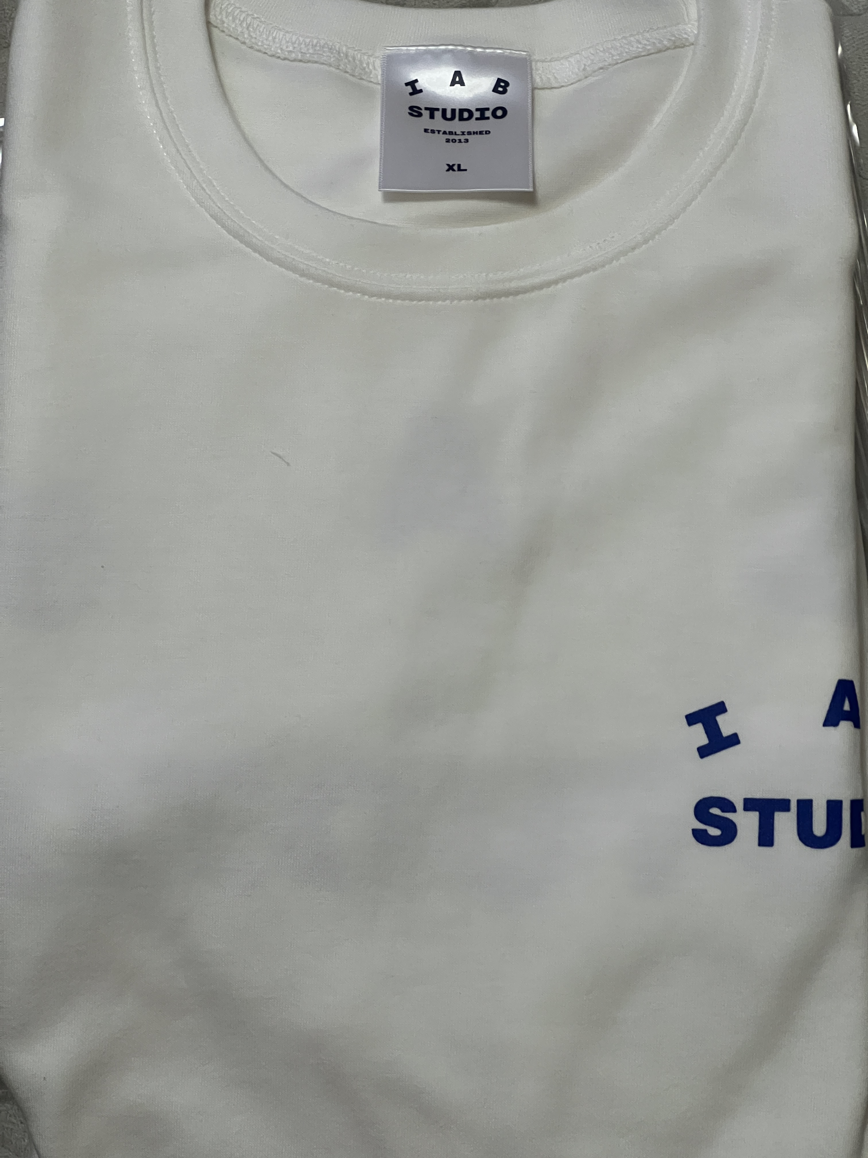 IAB Studio 10th Anniversary T-Shirts Pack White & Black (2 Pack) 착용 스타일