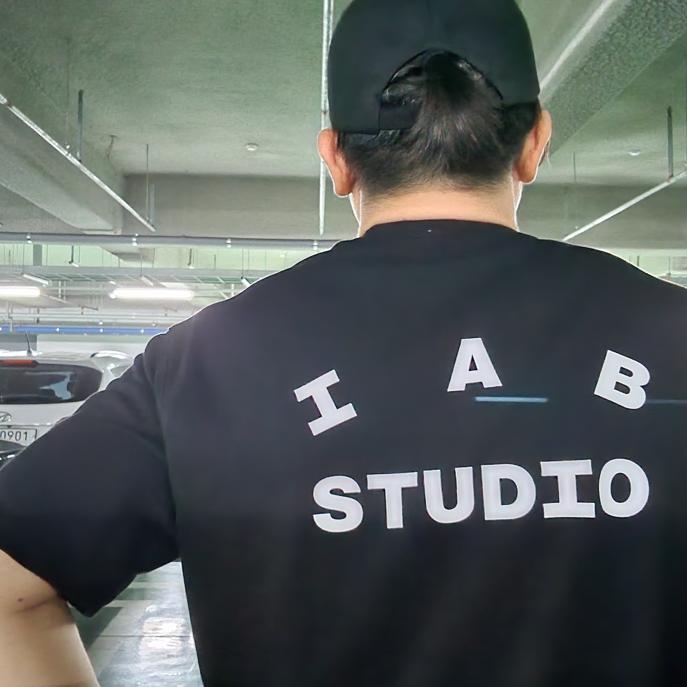 IAB Studio 10th Anniversary T-Shirts Pack White & Black (2 Pack) 착용 스타일 - 2