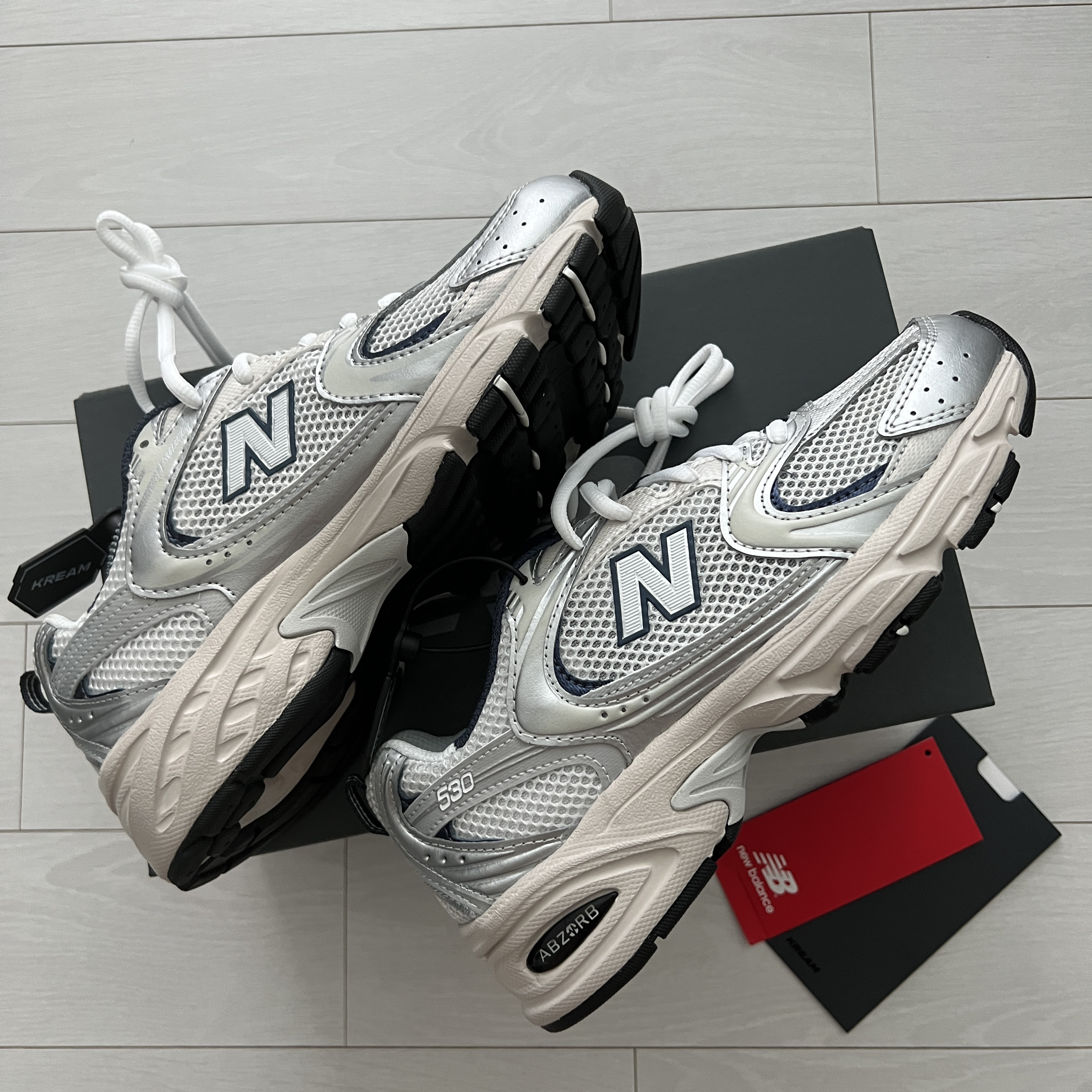 New Balance 530 Steel Grey 착용 스타일 - 1