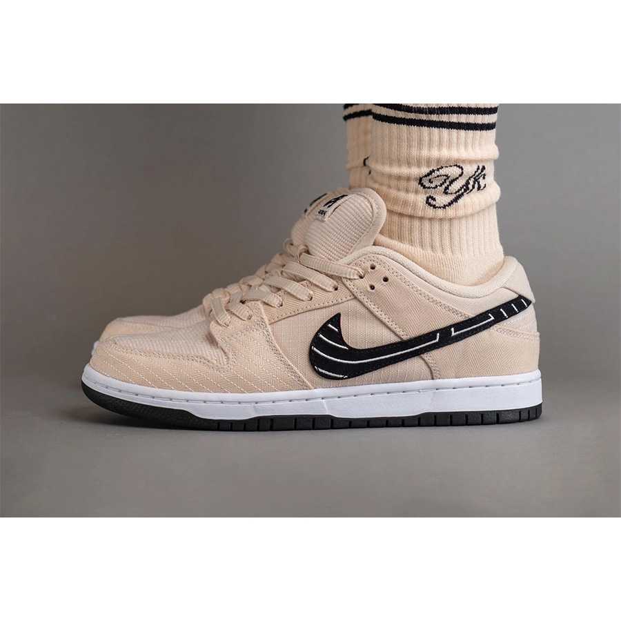 Nike SB Dunk Low Pro White and Gum Light Brown, Nike SB Dunk Low Pro Premium Mummy 착용 스타일 - 2