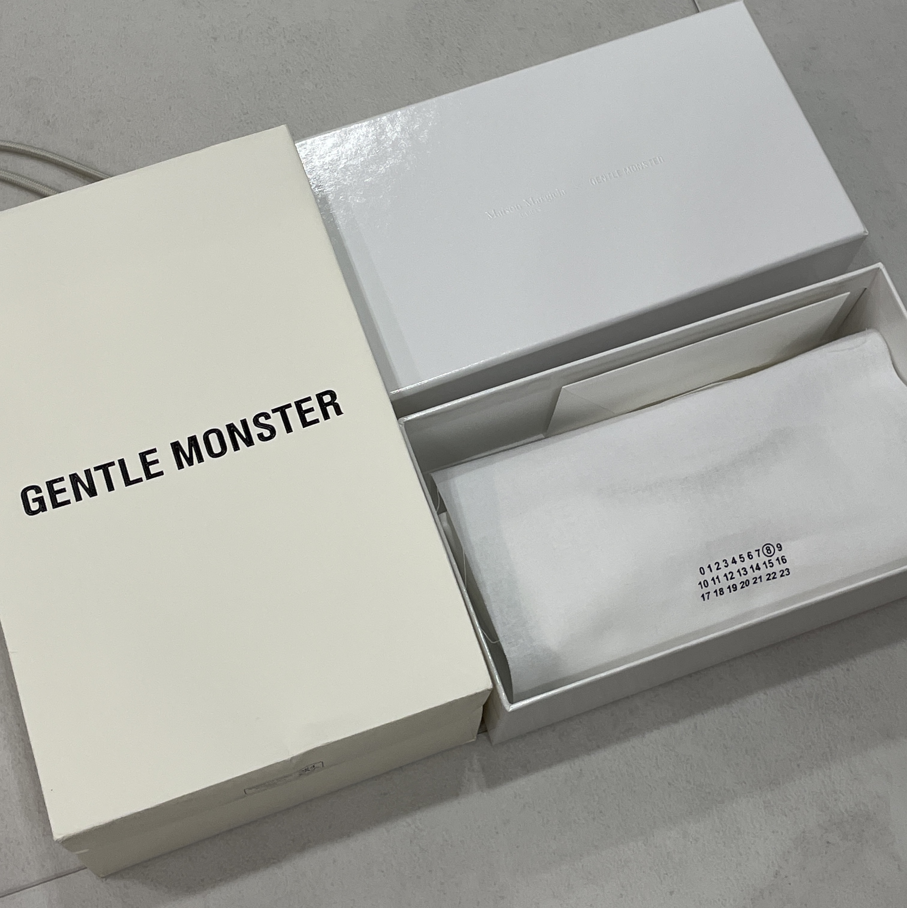 Gentle Monster x Maison Margiela MM004 Black Black 착용 스타일