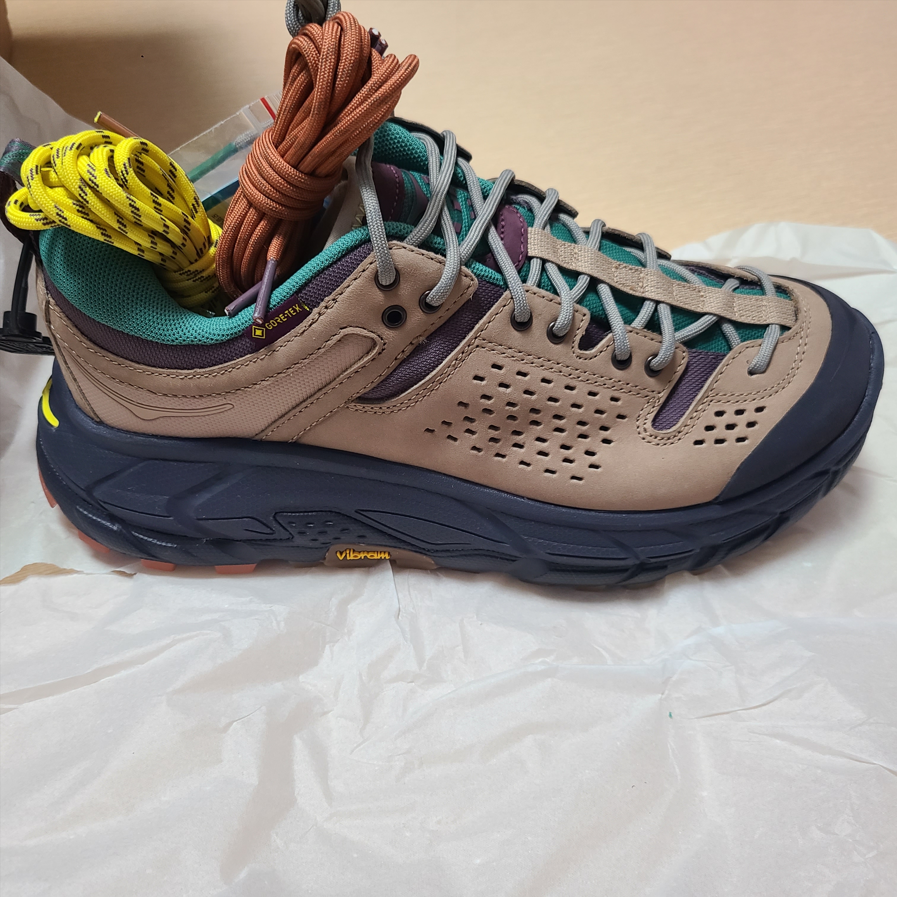 Hoka x Bodega Tor Ultra Low Natural Blazing Yellow 착용 스타일 - 1